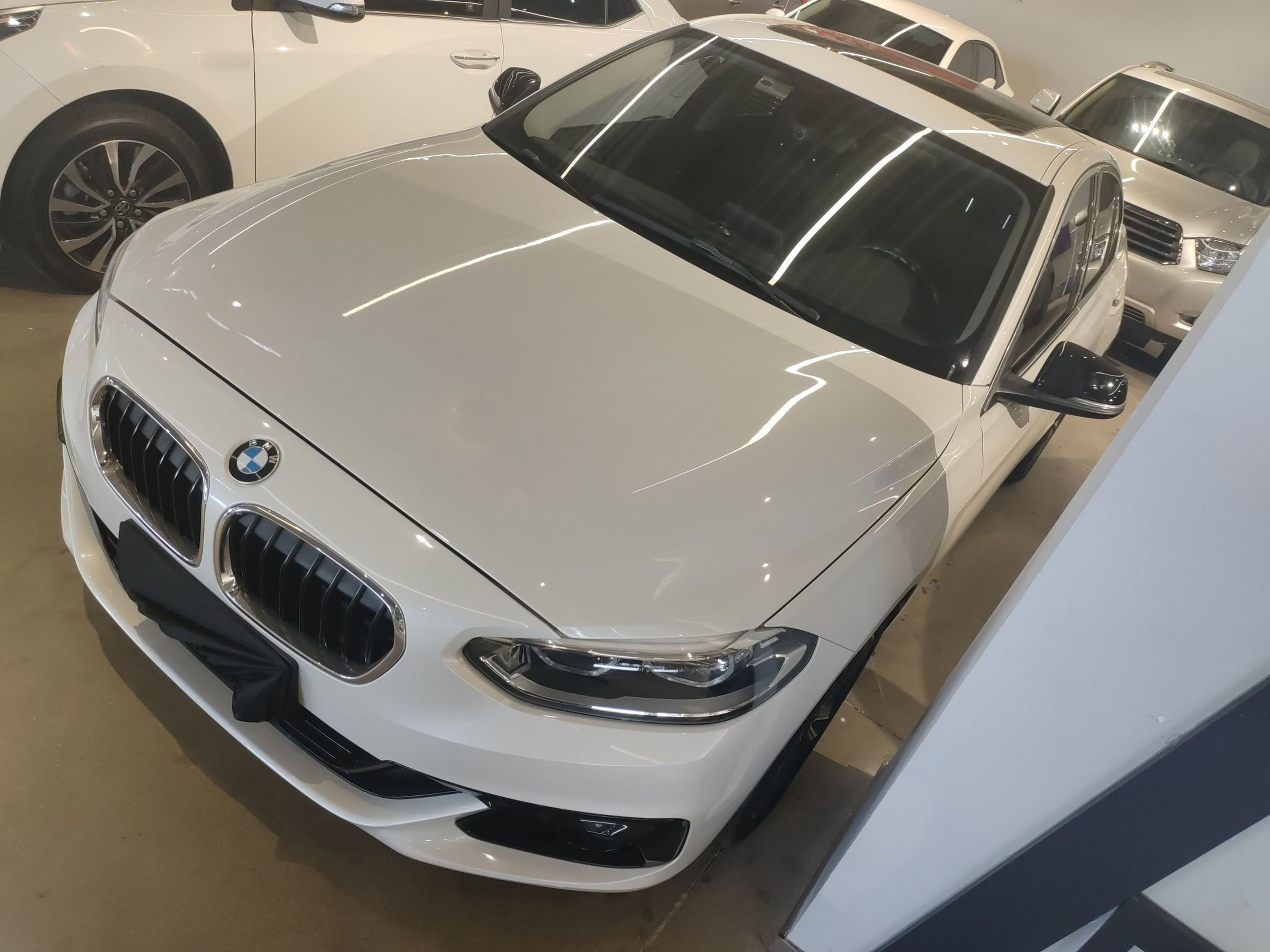 Под передней частью автомобиля