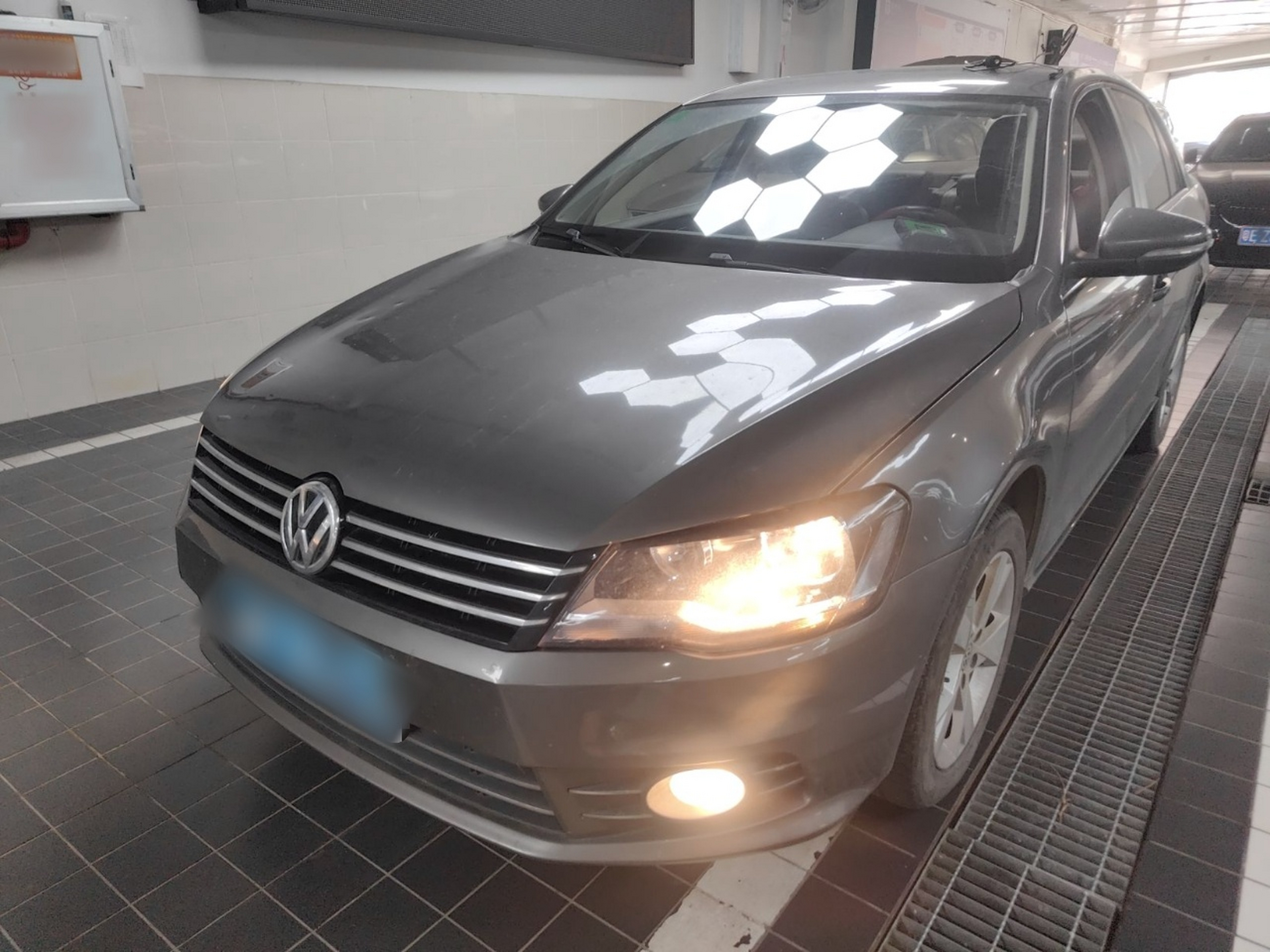 Под передней частью автомобиля