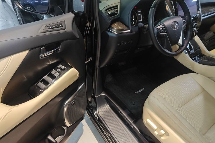 Used Toyota Alphard 2021 Dual-Motor 2.5L Premium Edition
