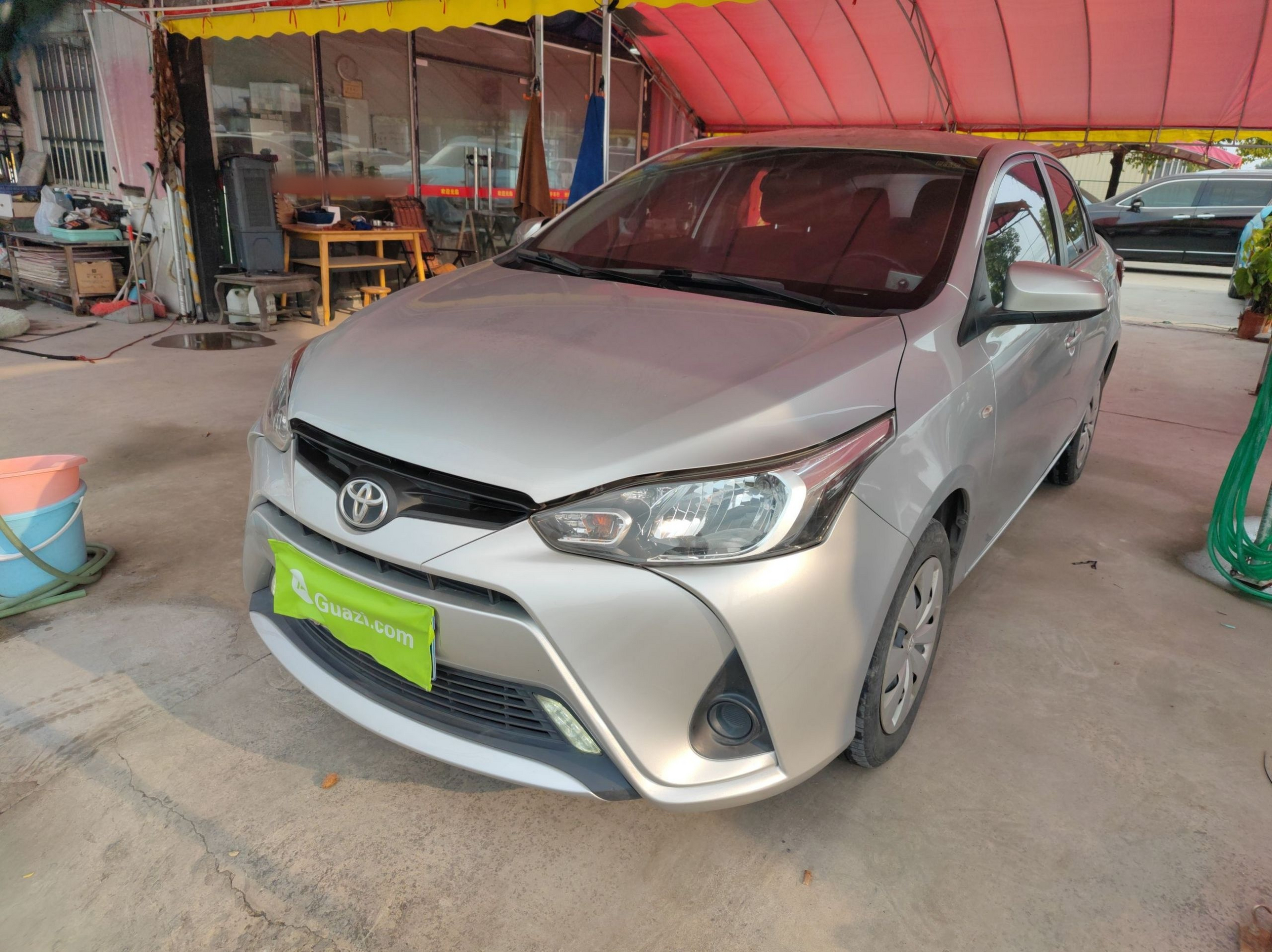 تحت مقدمة السيارة