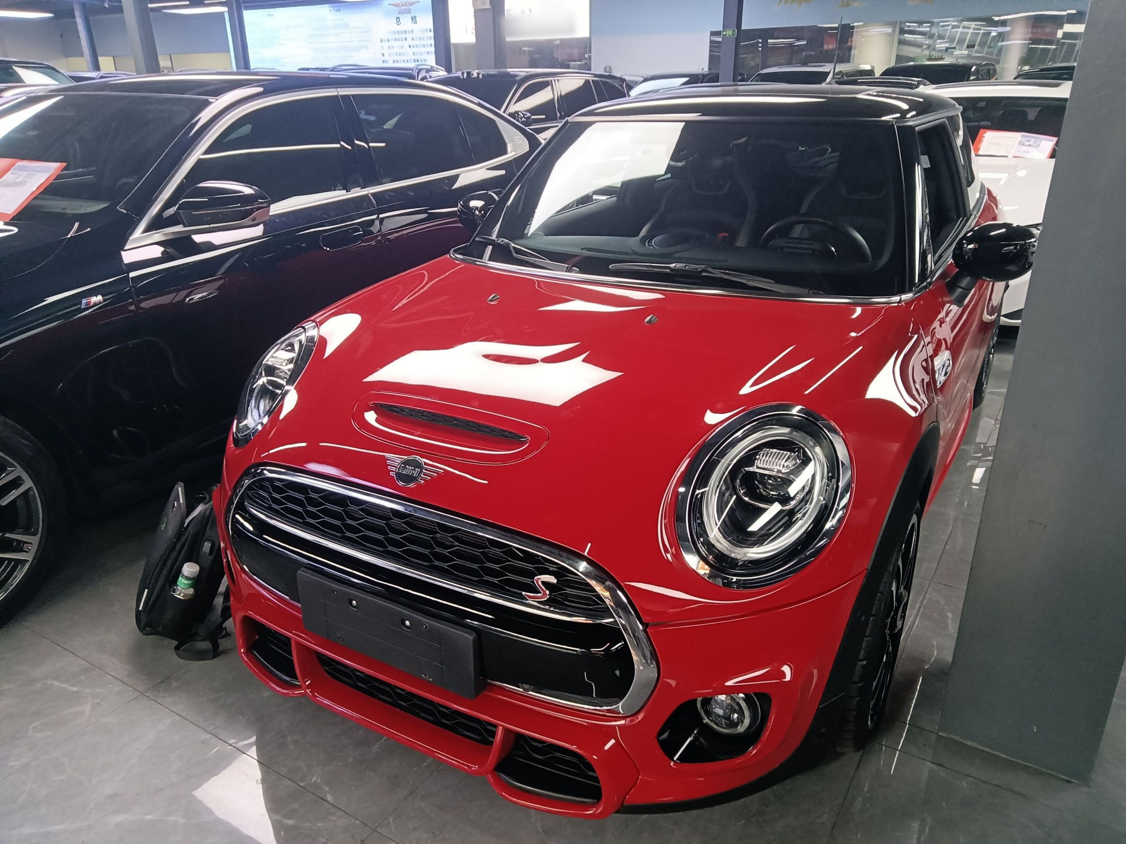 تحت مقدمة السيارة