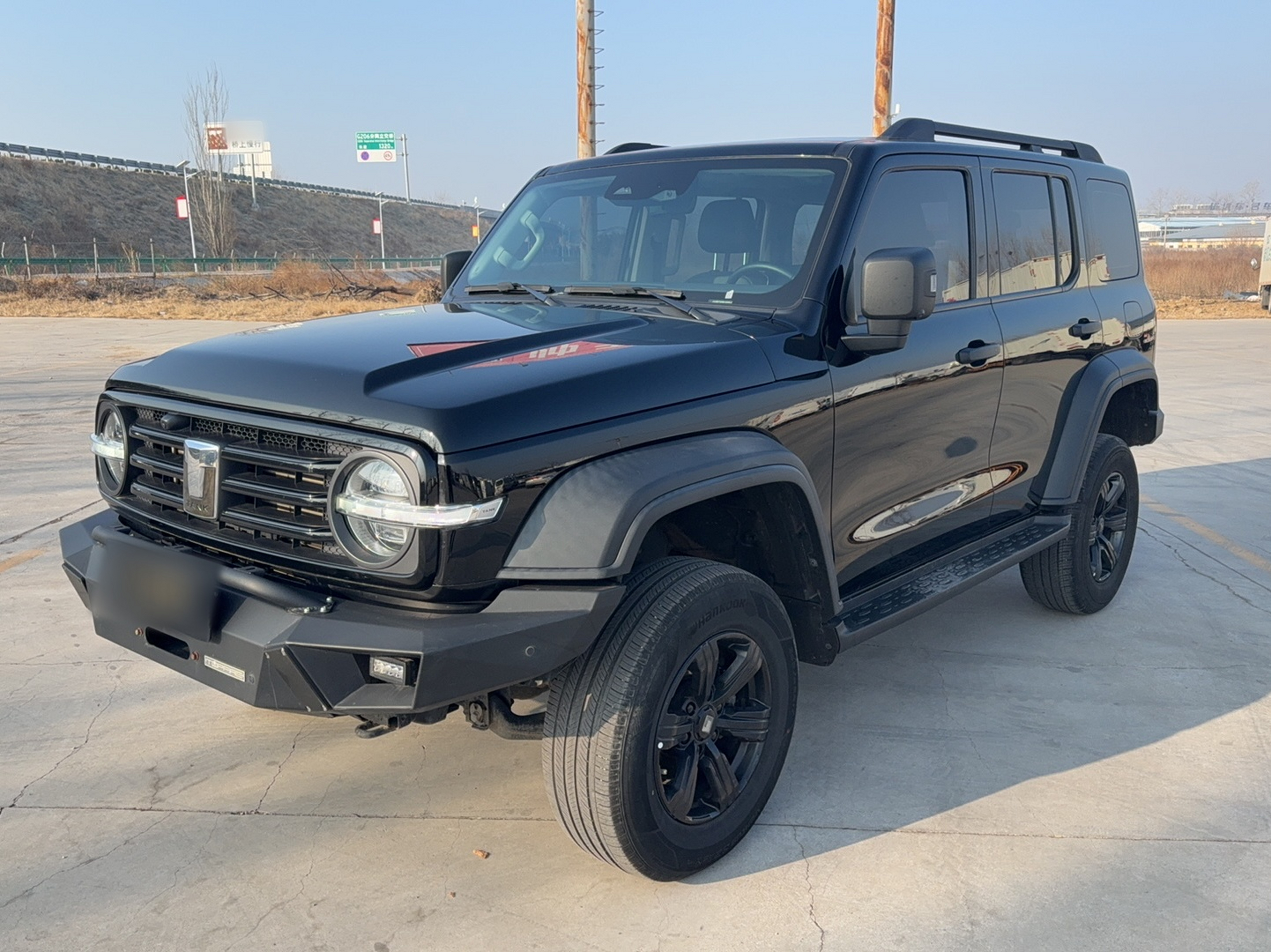 تحت مقدمة السيارة