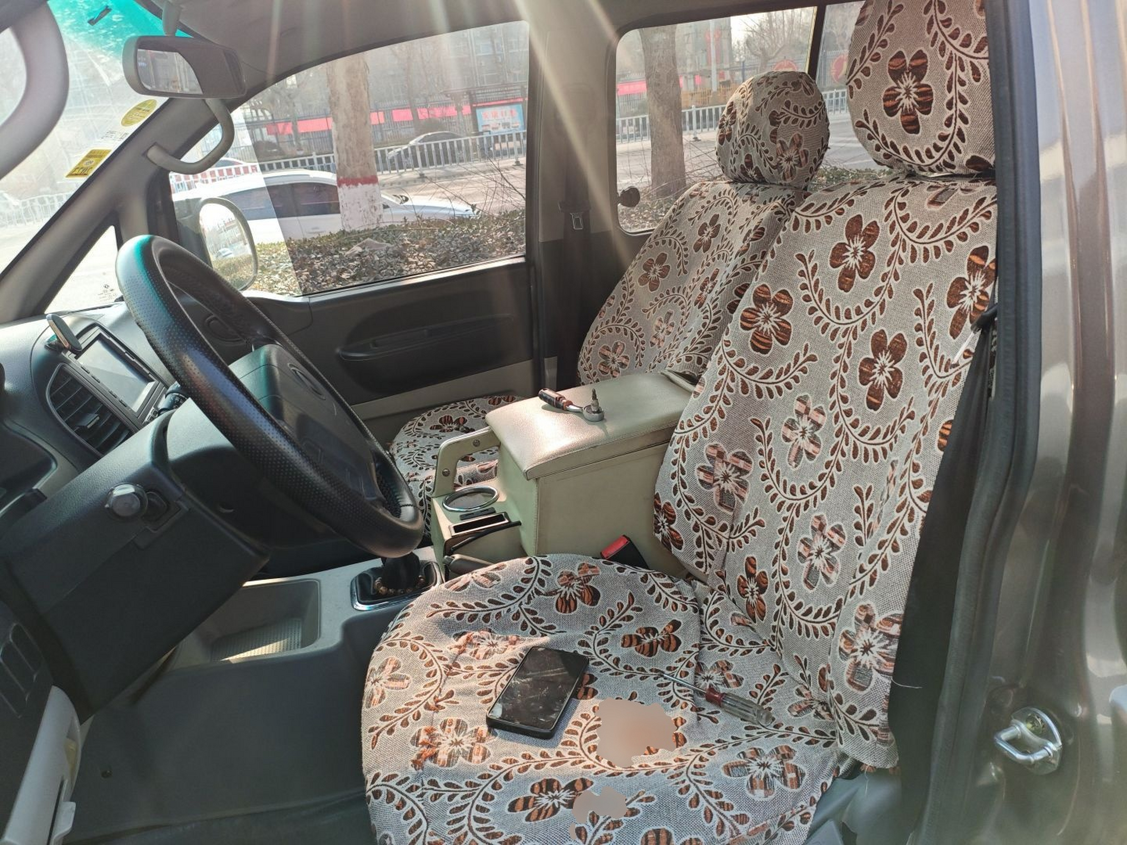المقاعد الأمامية داخل السيارة
