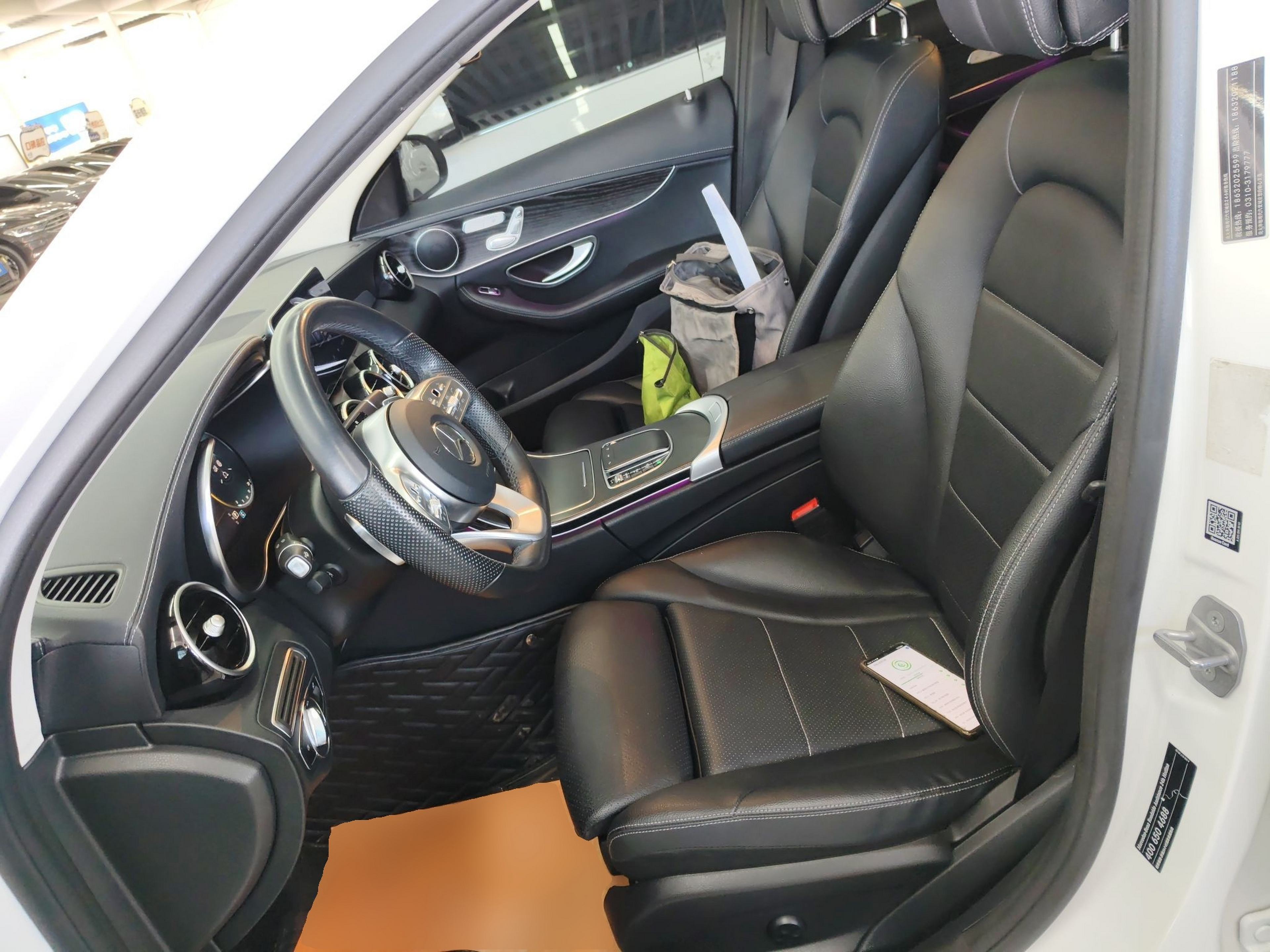 المقاعد الأمامية داخل السيارة