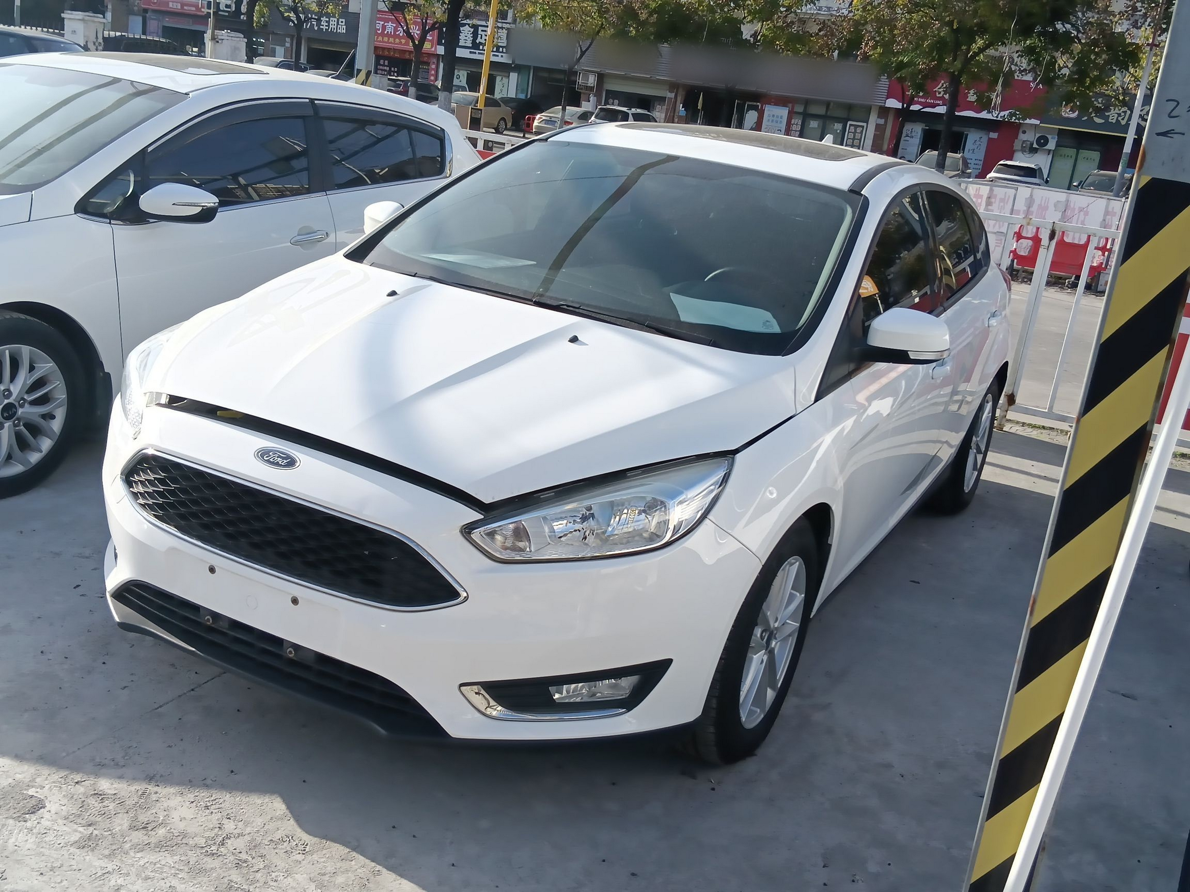 تحت مقدمة السيارة