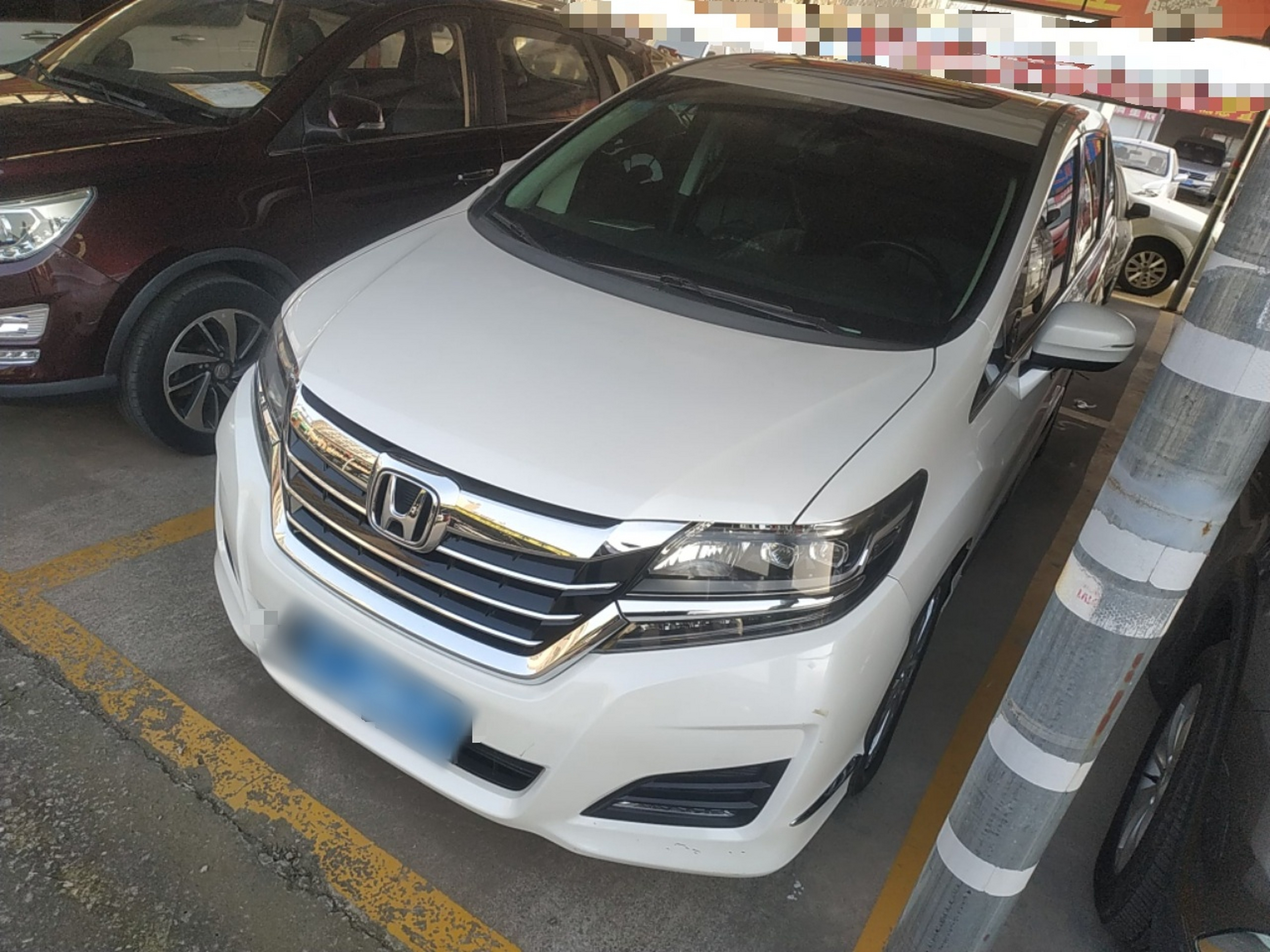 تحت مقدمة السيارة