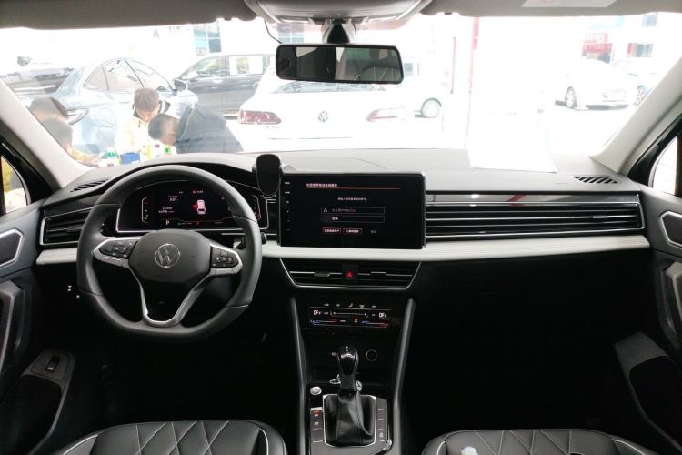 Used Volkswagen Tiguan L 2024 Outstanding Model 300TSI Automatic Two-Wheel Drive Longteng Edition
