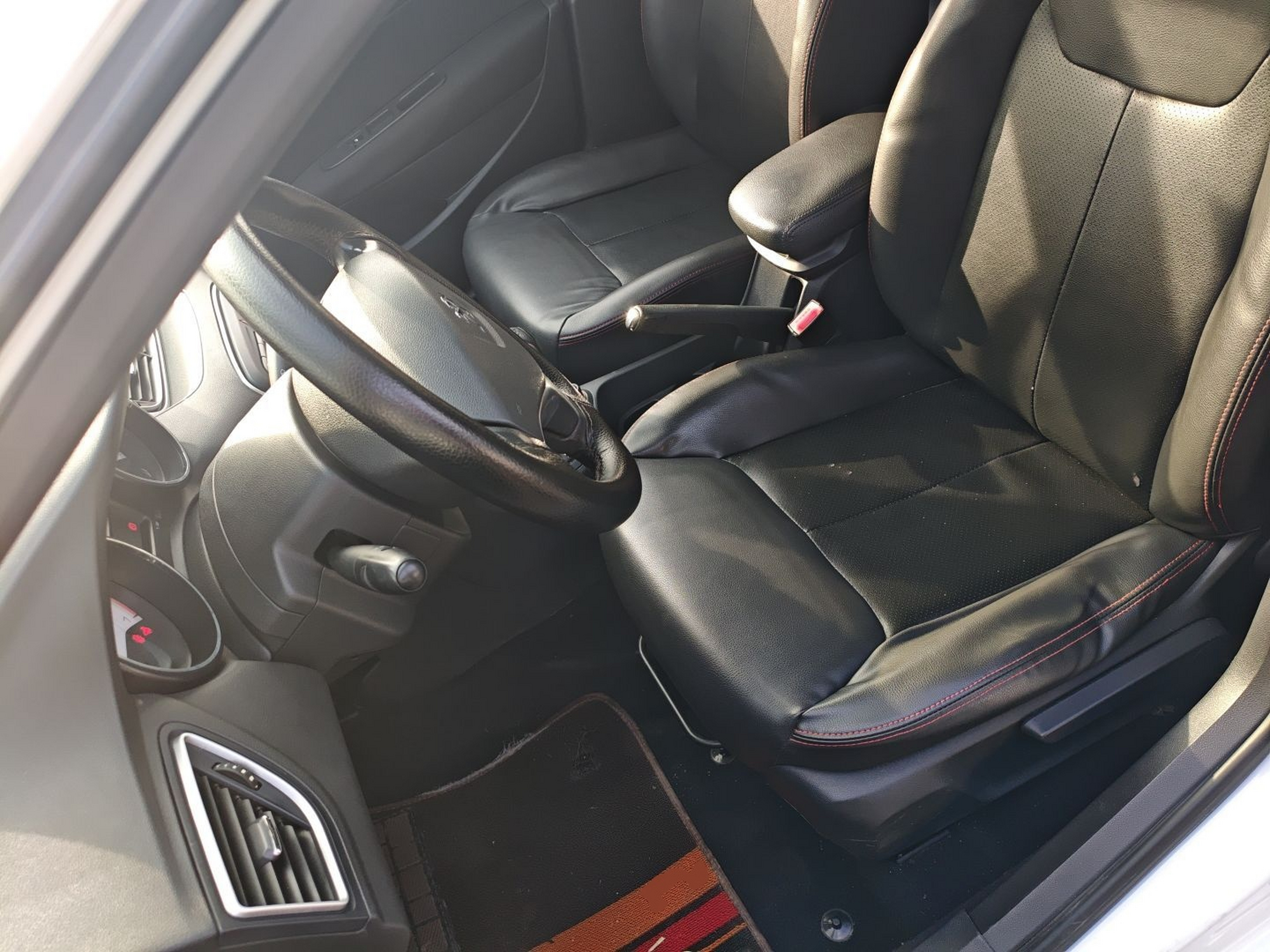 Переднее сиденье в автомобиле