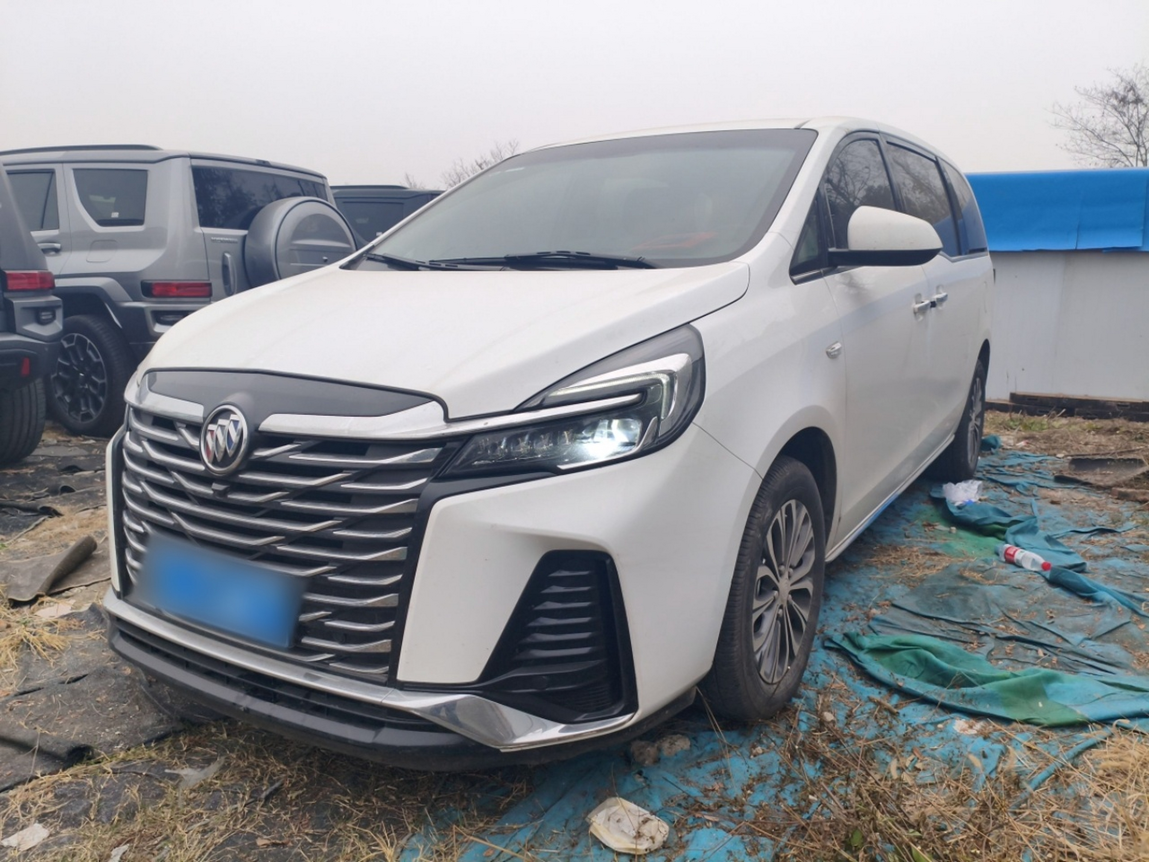 Под передней частью автомобиля