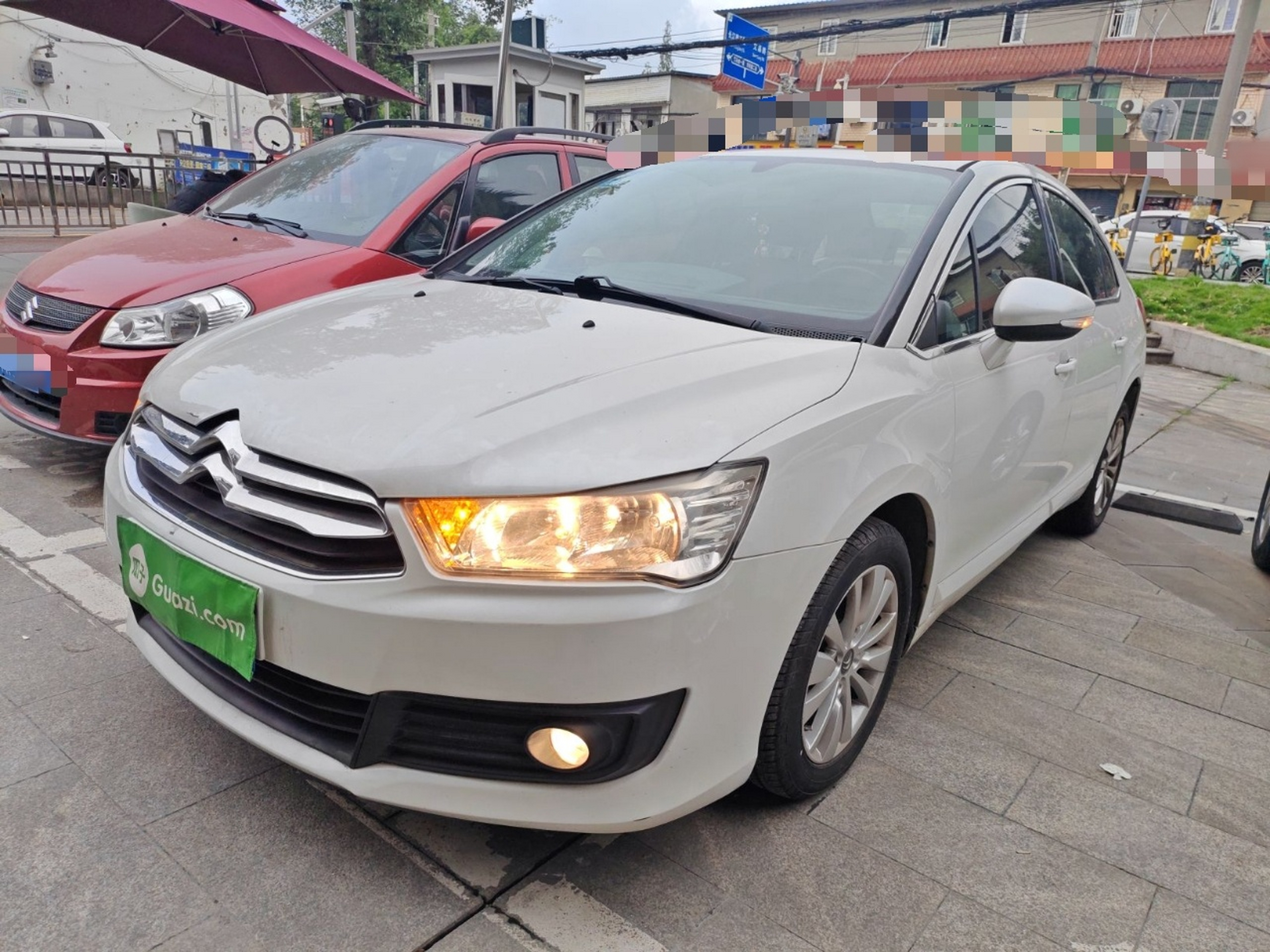 تحت مقدمة السيارة