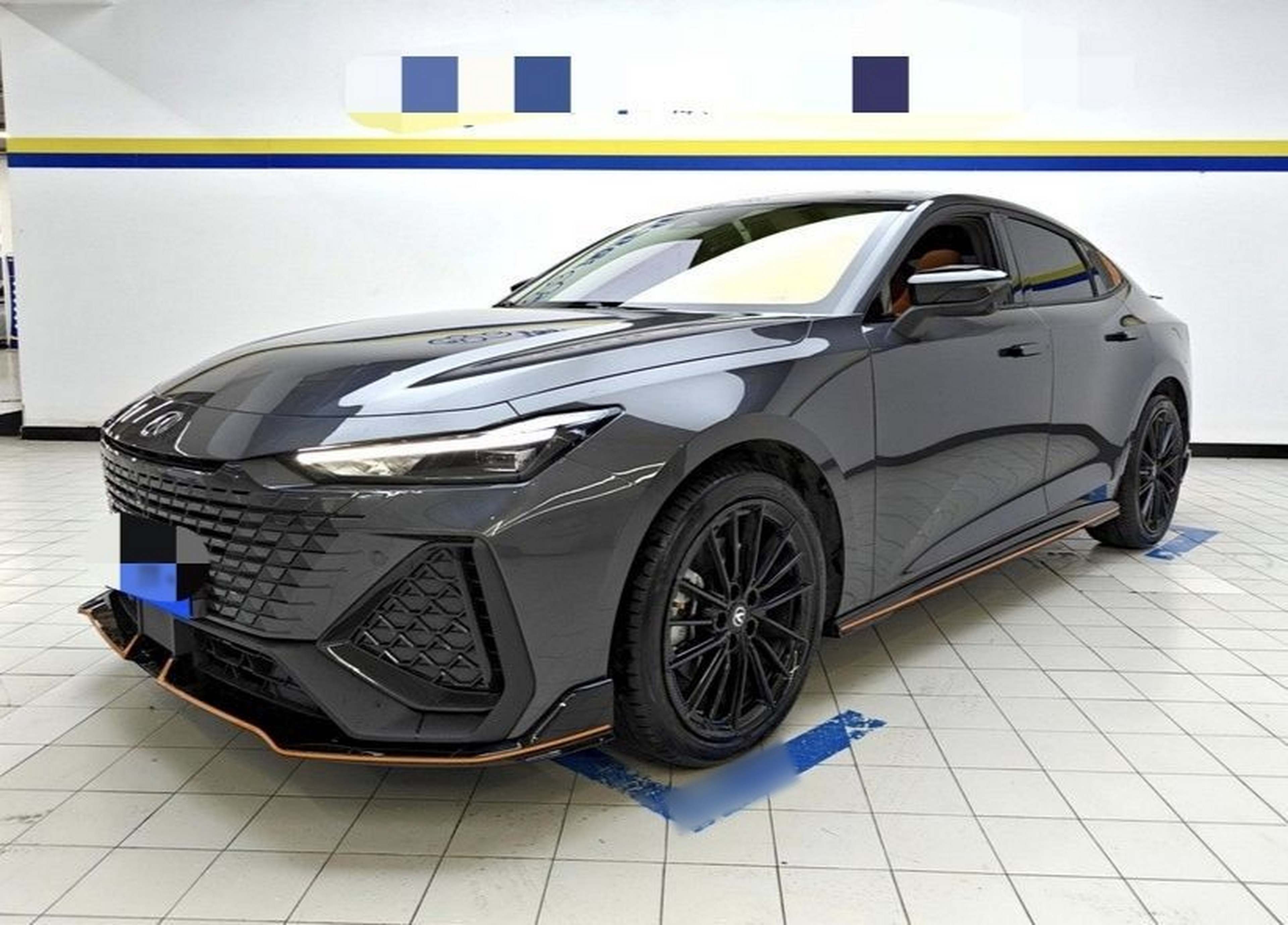 Под передней частью автомобиля