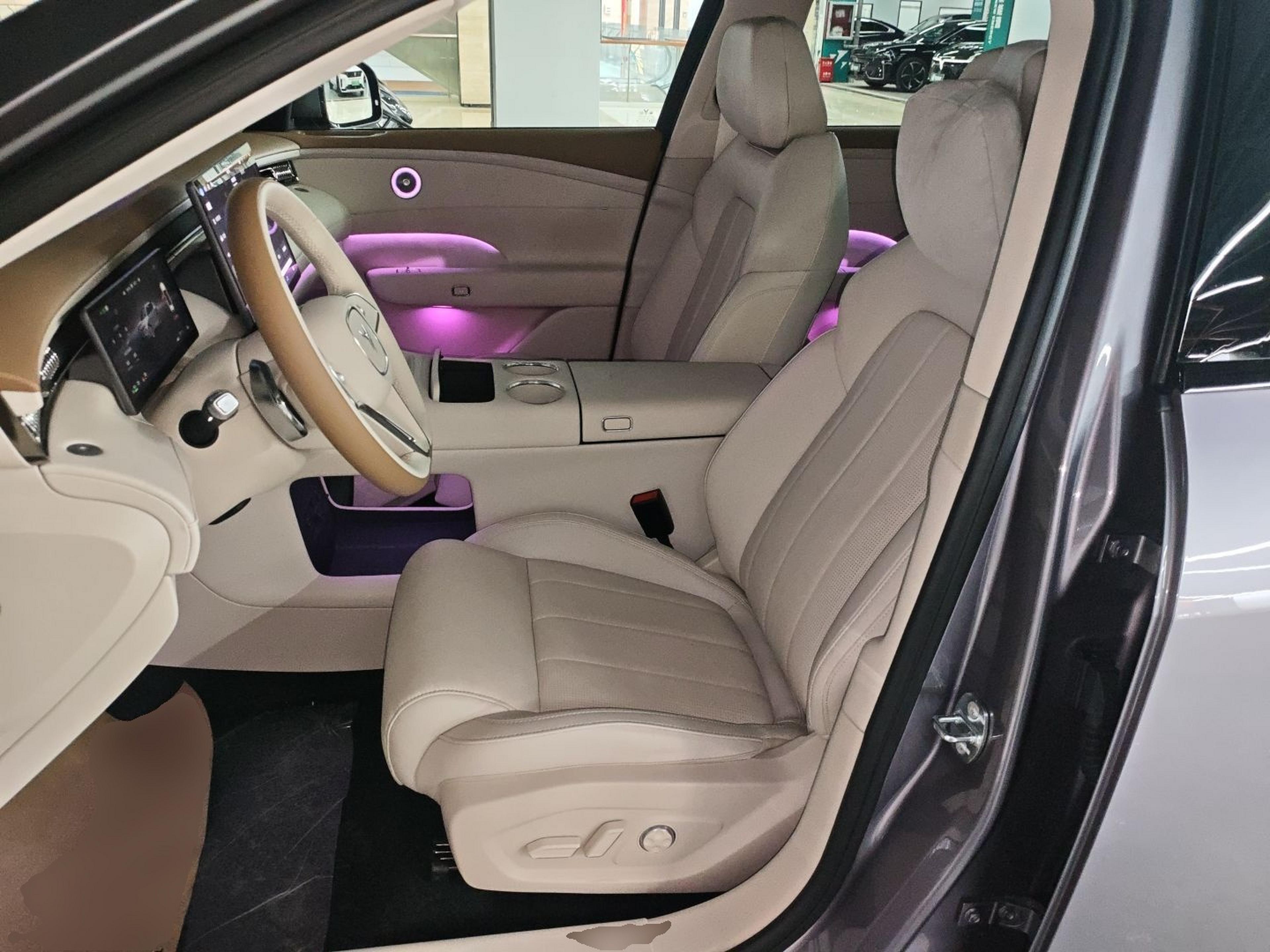 المقاعد الأمامية داخل السيارة