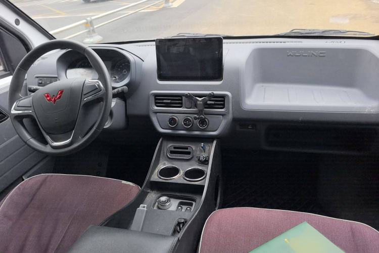 Used Wuling Yangguang 2024 300km Comfort-Grade Passenger Van 60kW
