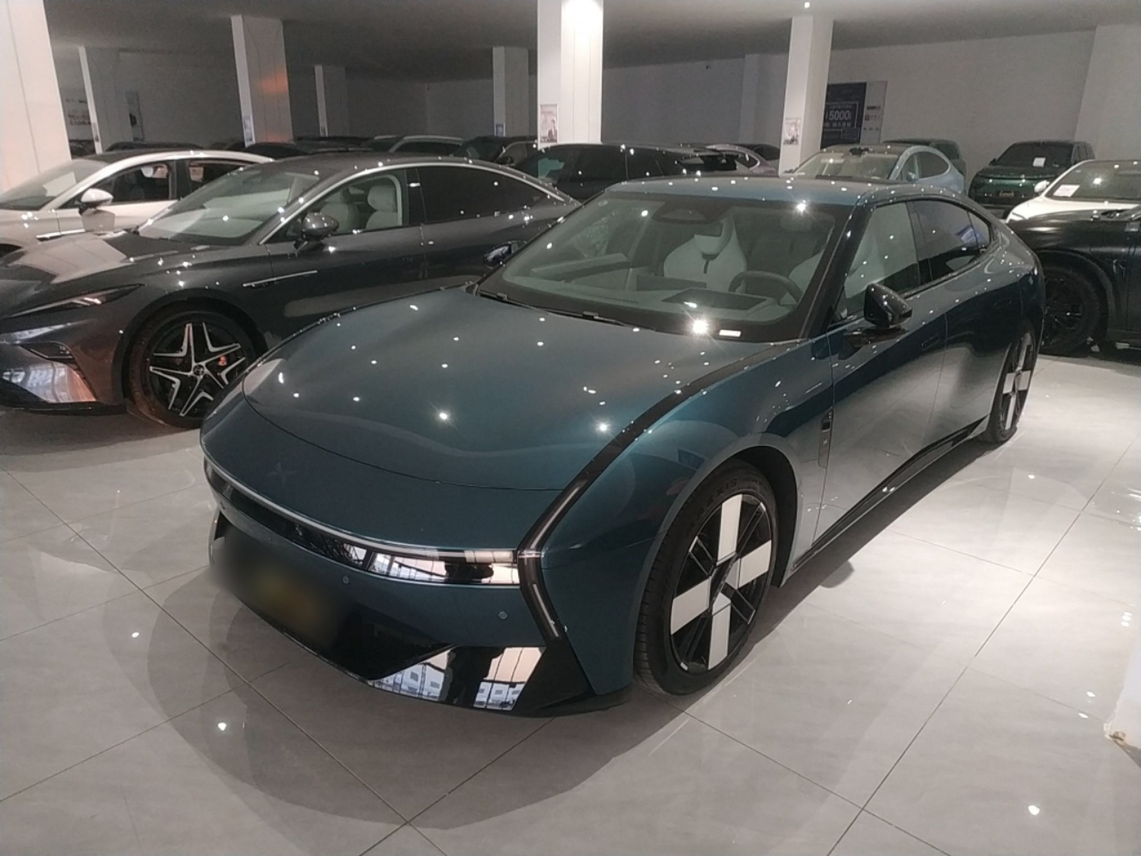 تحت مقدمة السيارة