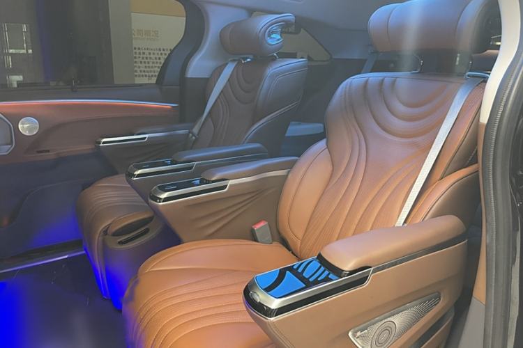 Used Toyota Granvia 2023 2.5L Hybrid Comfort Edition
