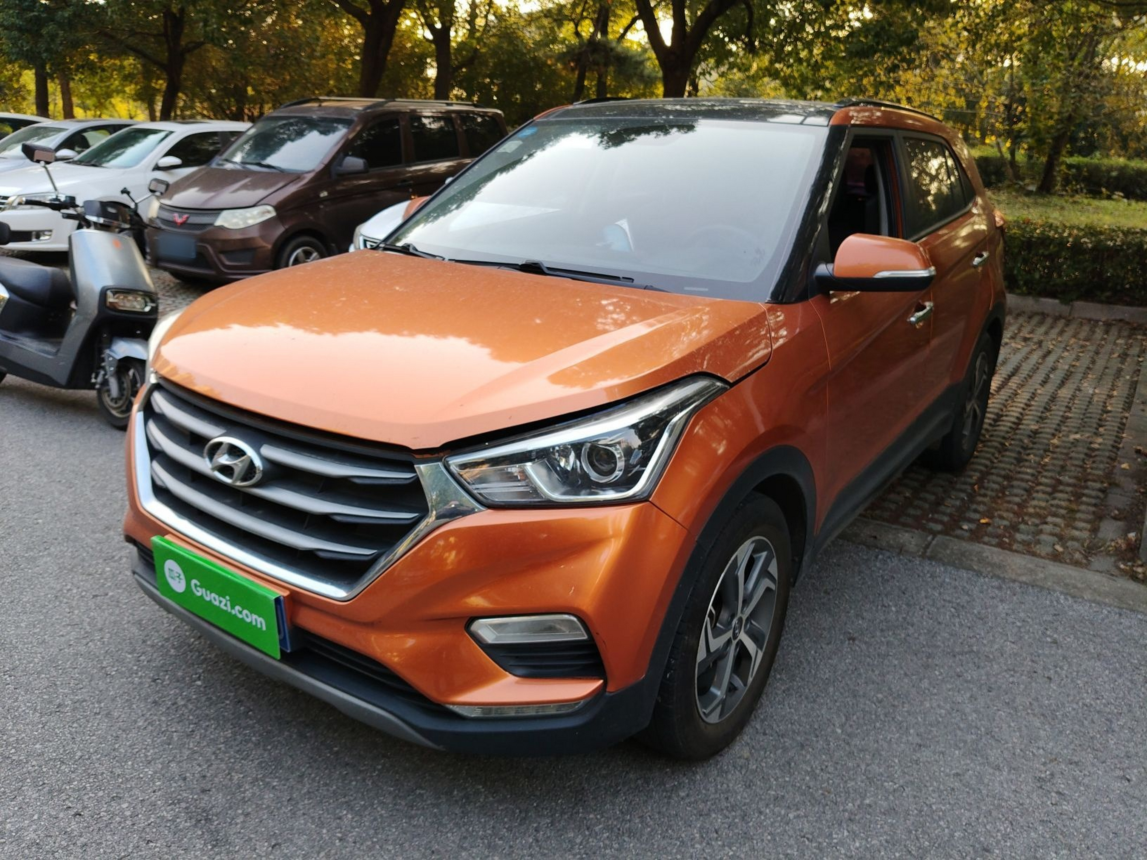 Под передней частью автомобиля