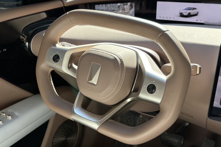 Used  07 2024 Ultra Range-Extended Four-Wheel Drive