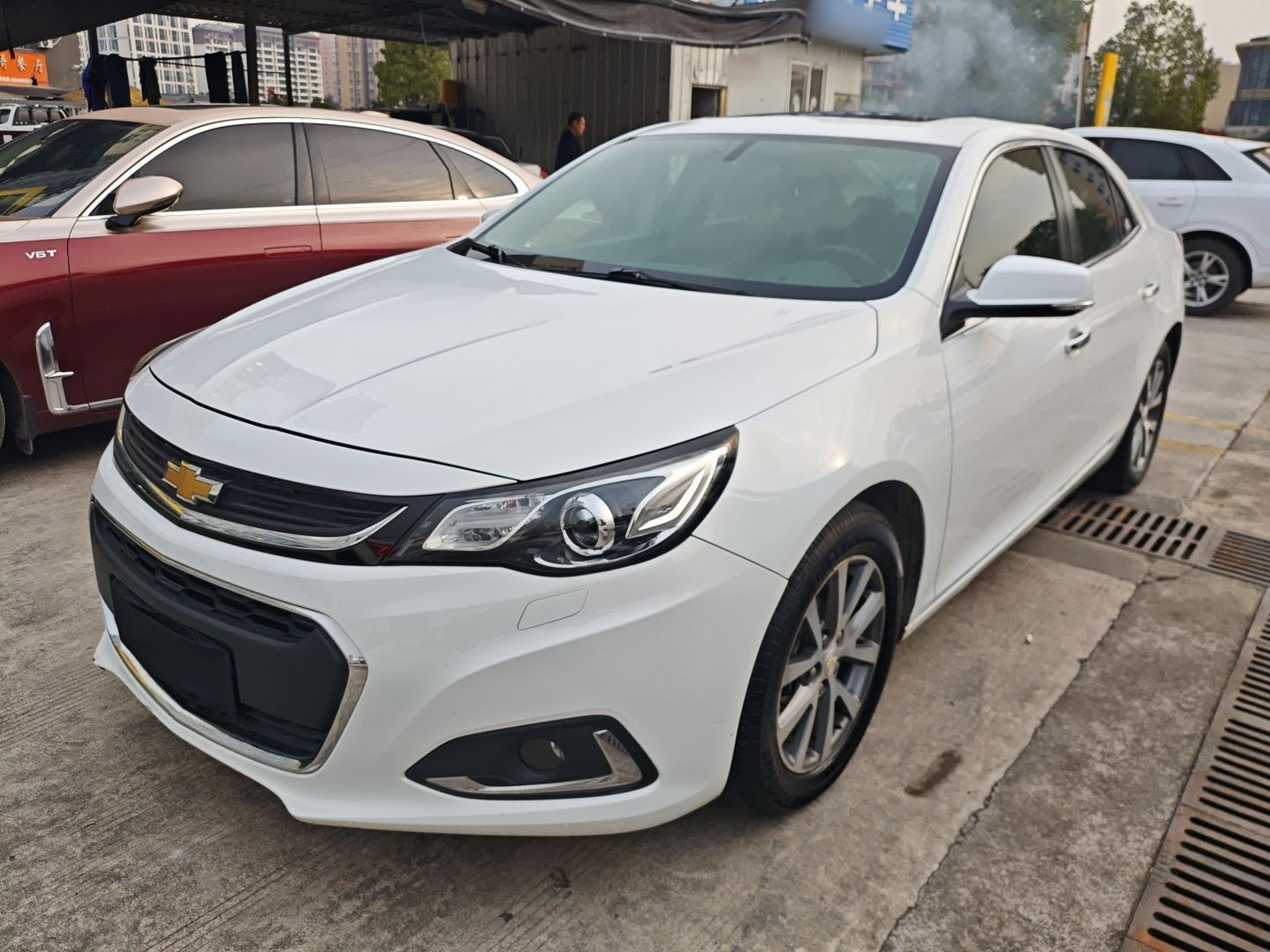 Под передней частью автомобиля