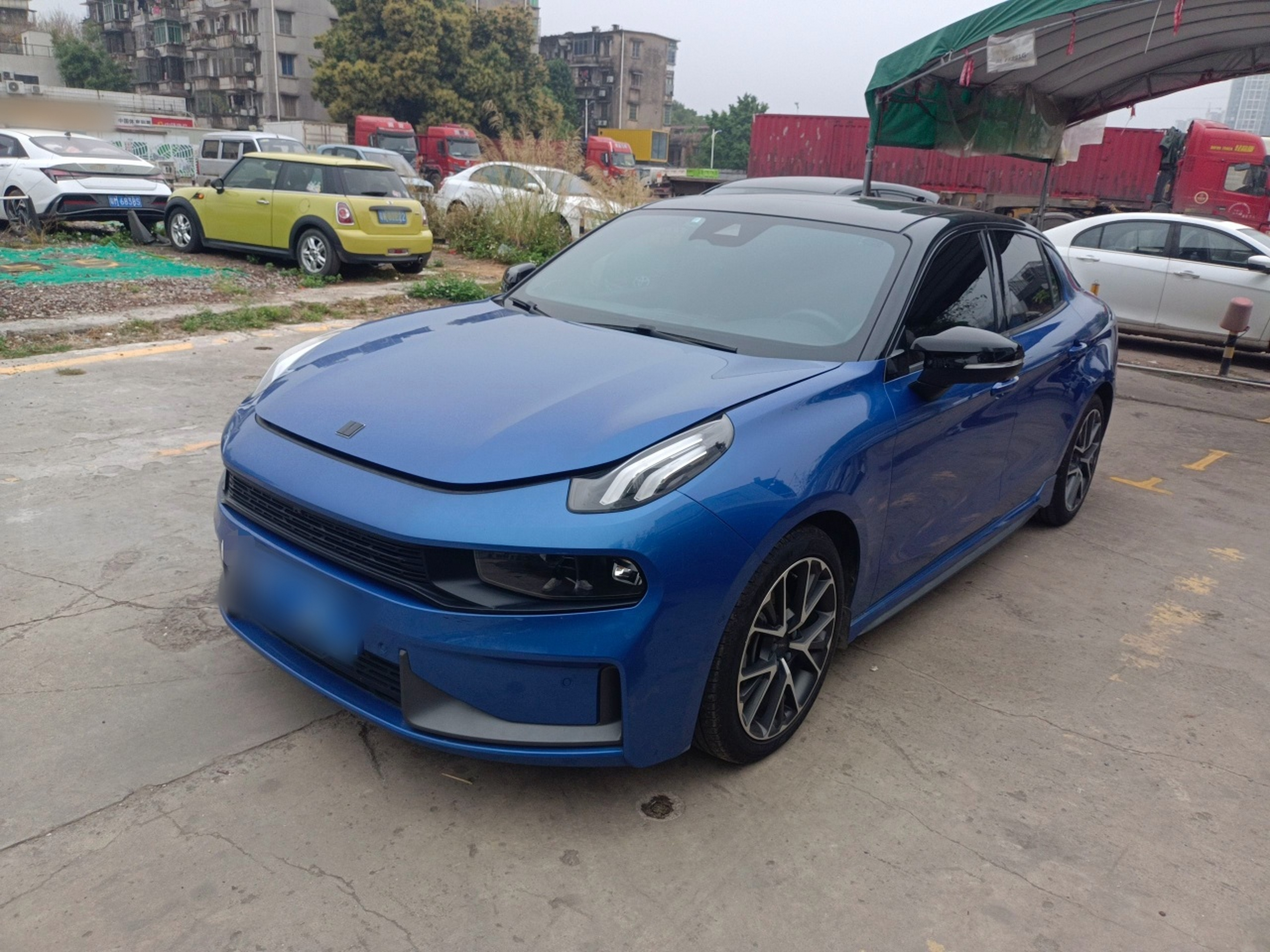 تحت مقدمة السيارة