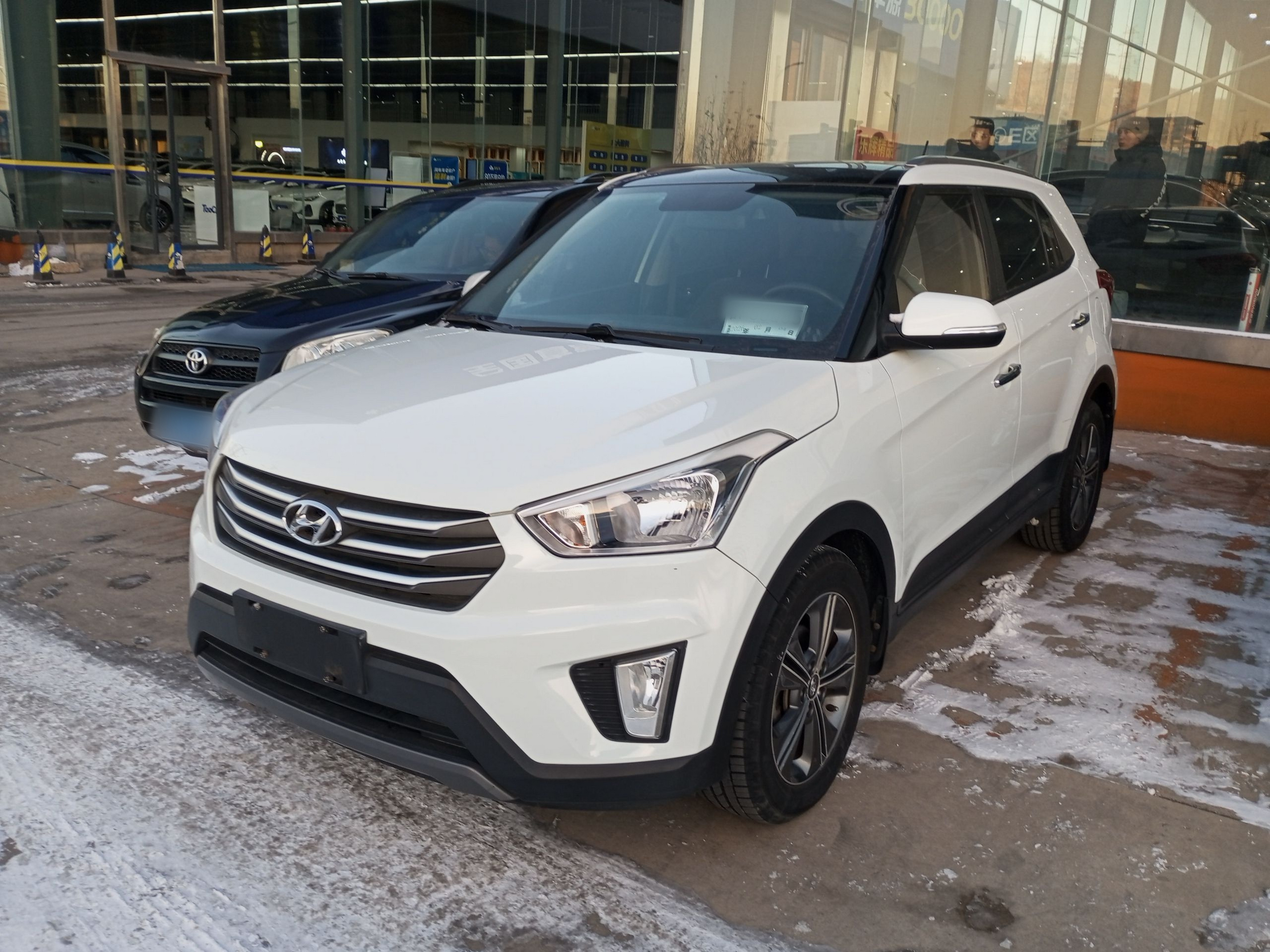 Под передней частью автомобиля