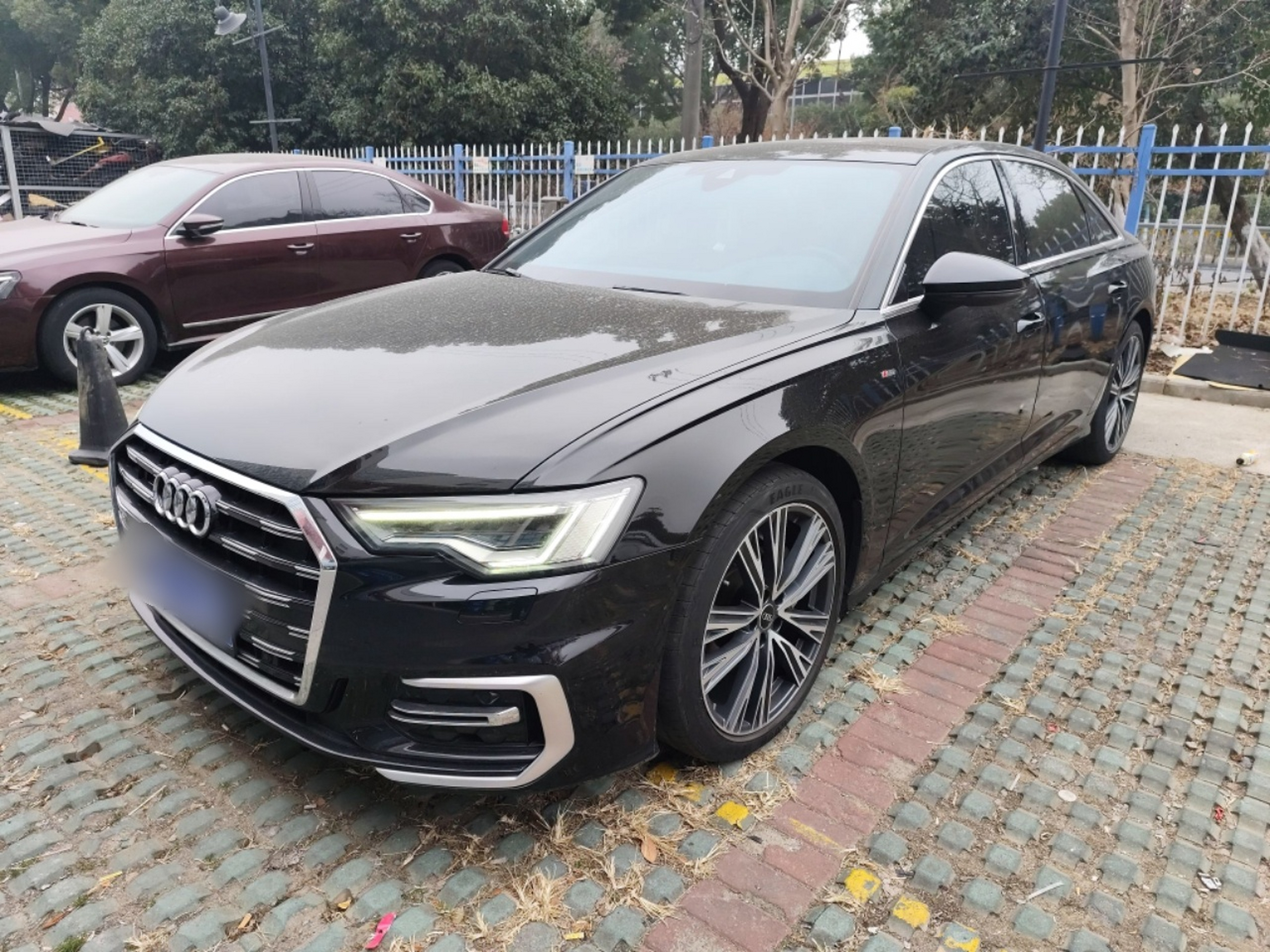 Под передней частью автомобиля