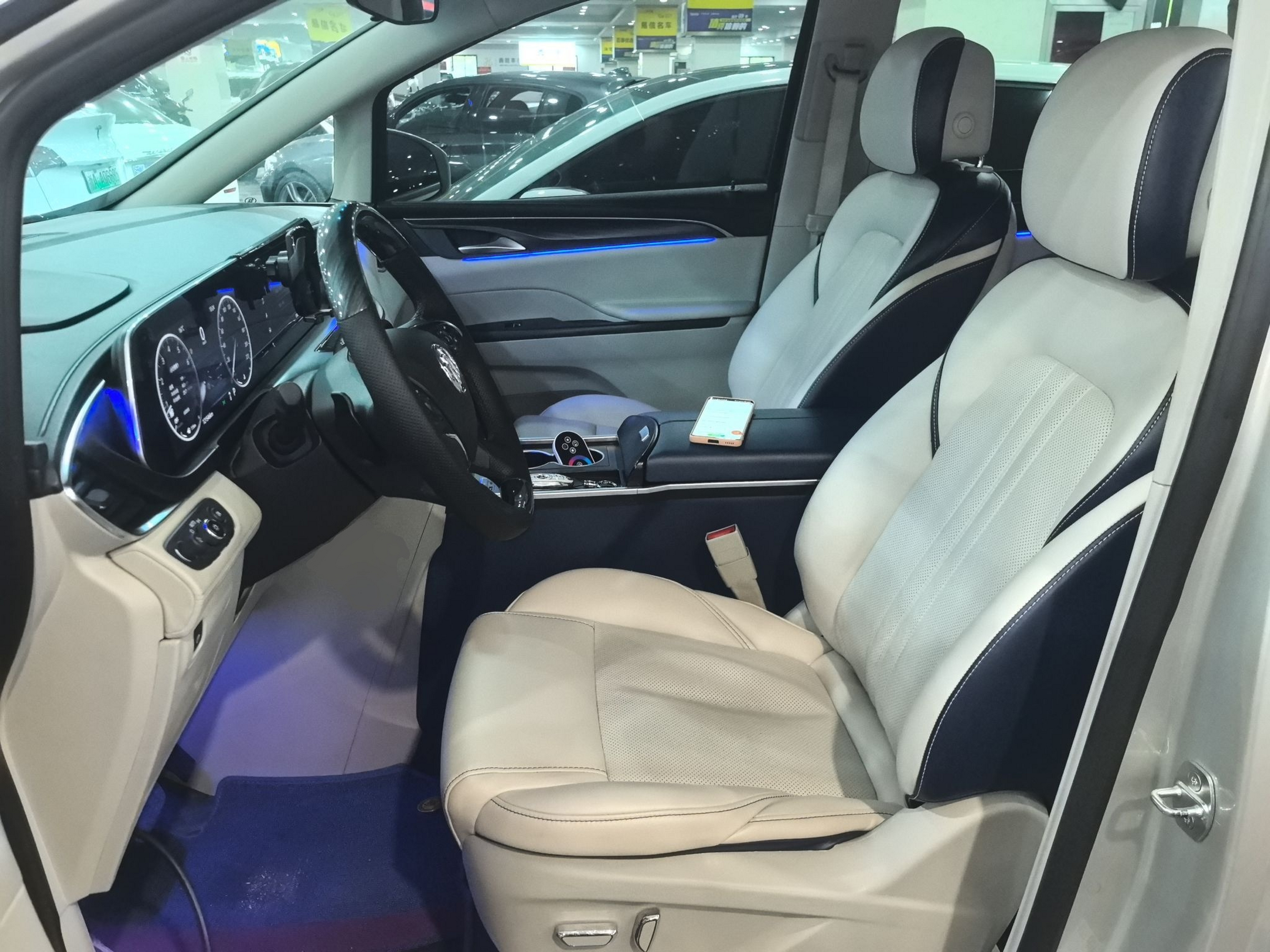 المقاعد الأمامية داخل السيارة