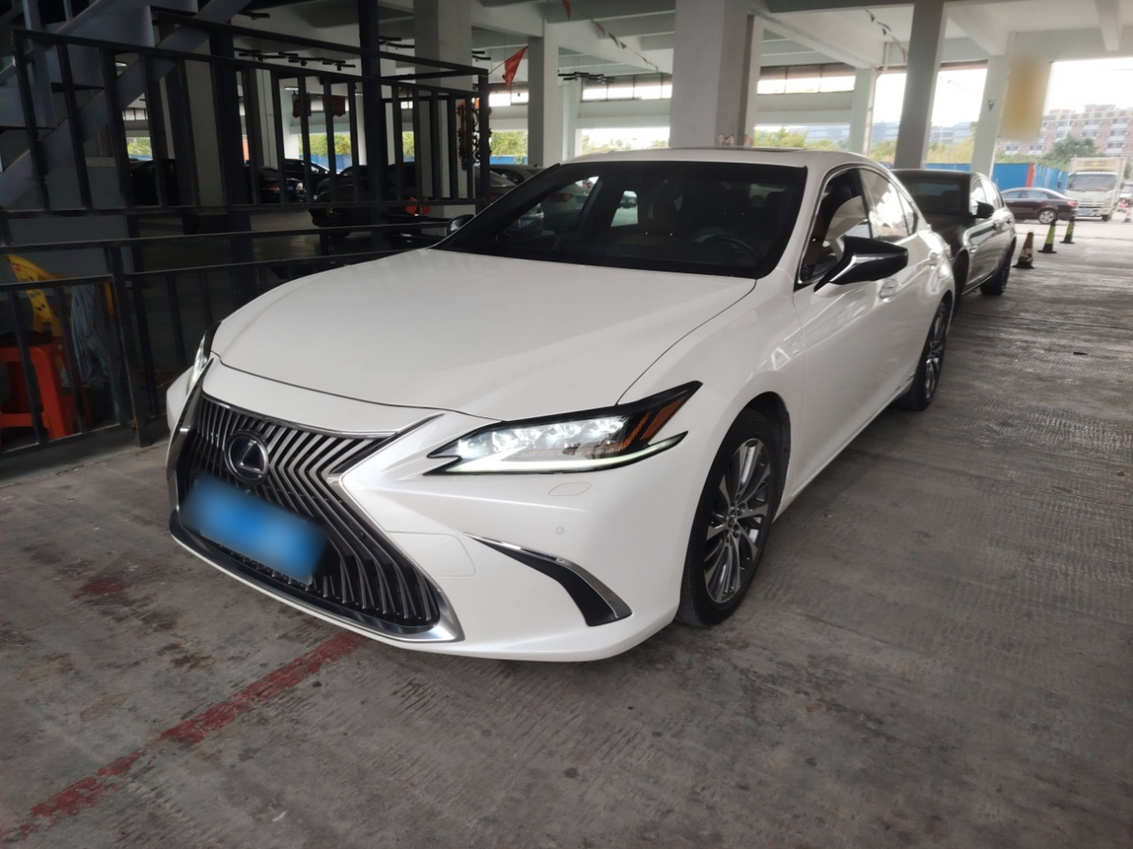 تحت مقدمة السيارة