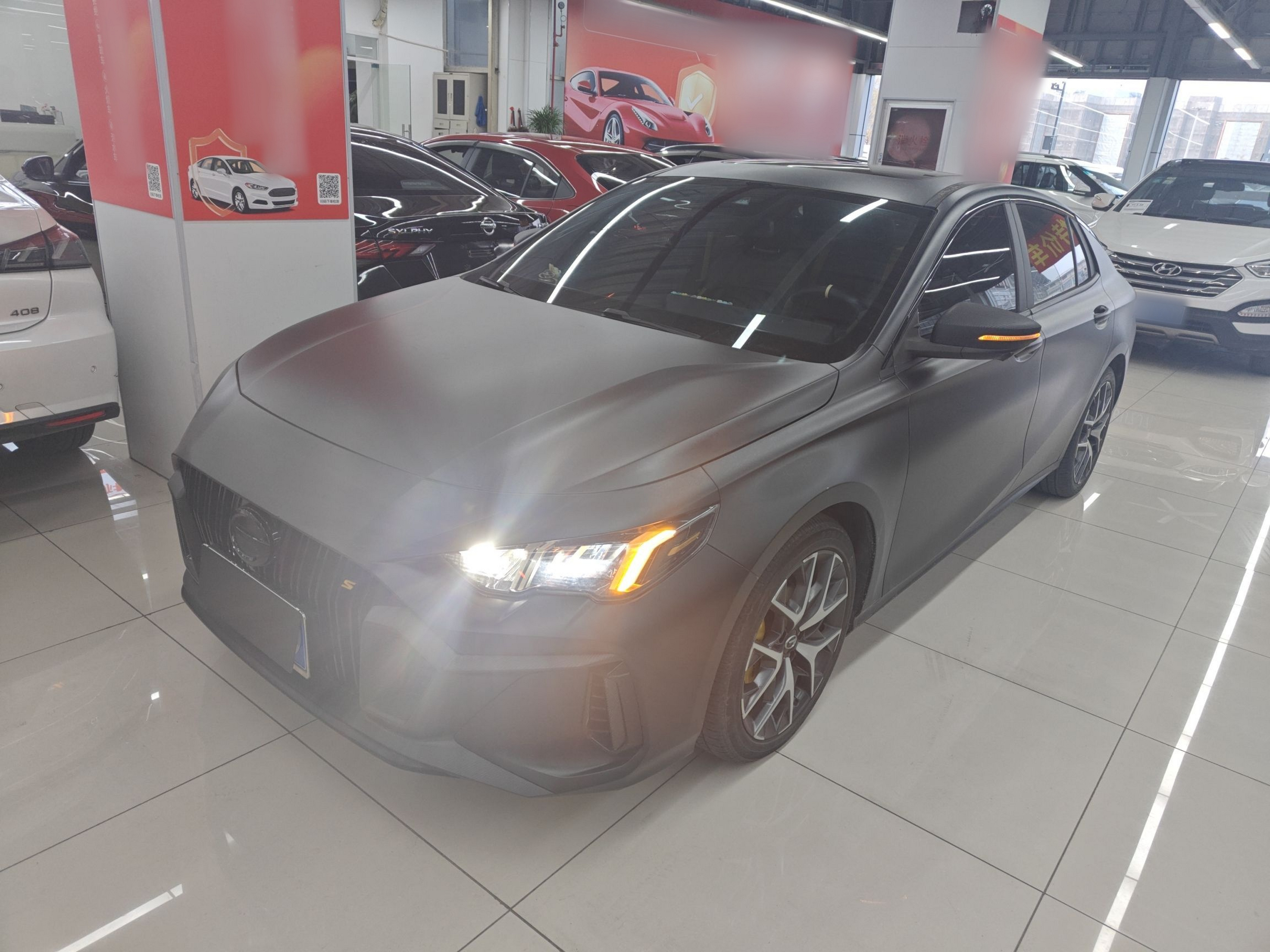 تحت مقدمة السيارة