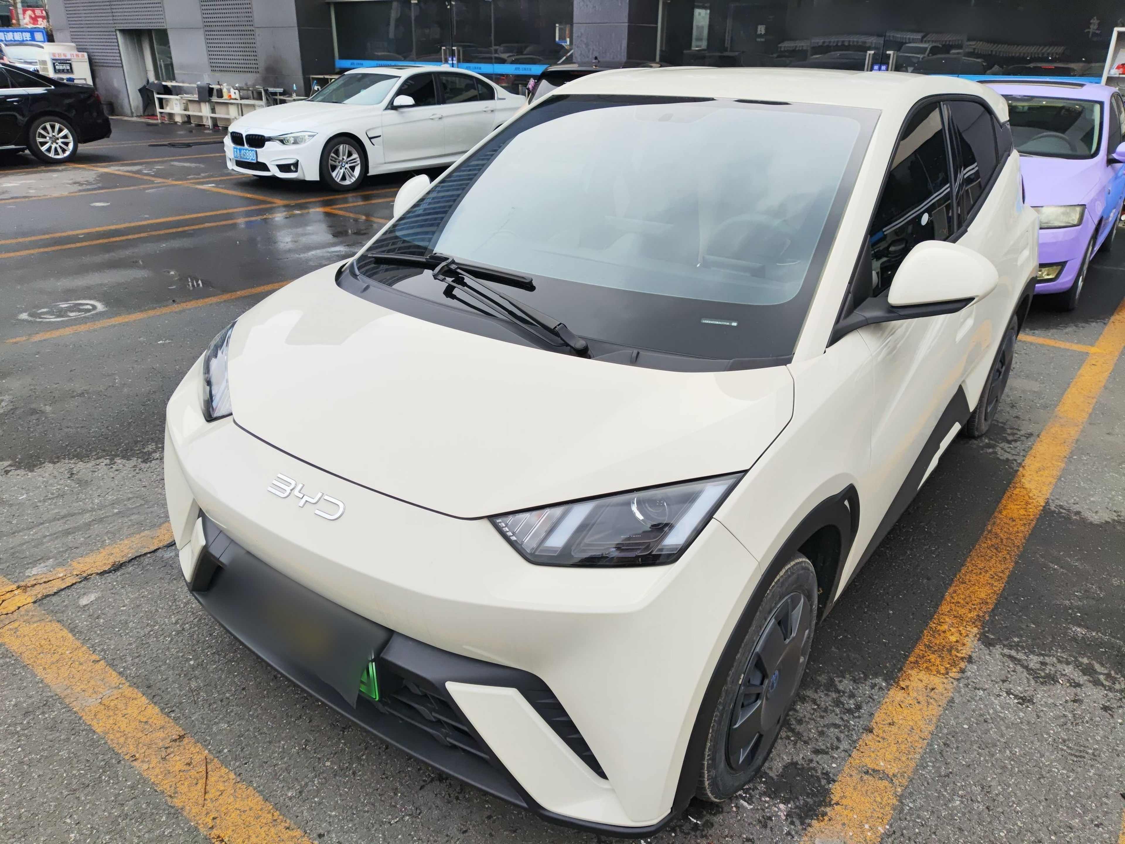 Под передней частью автомобиля