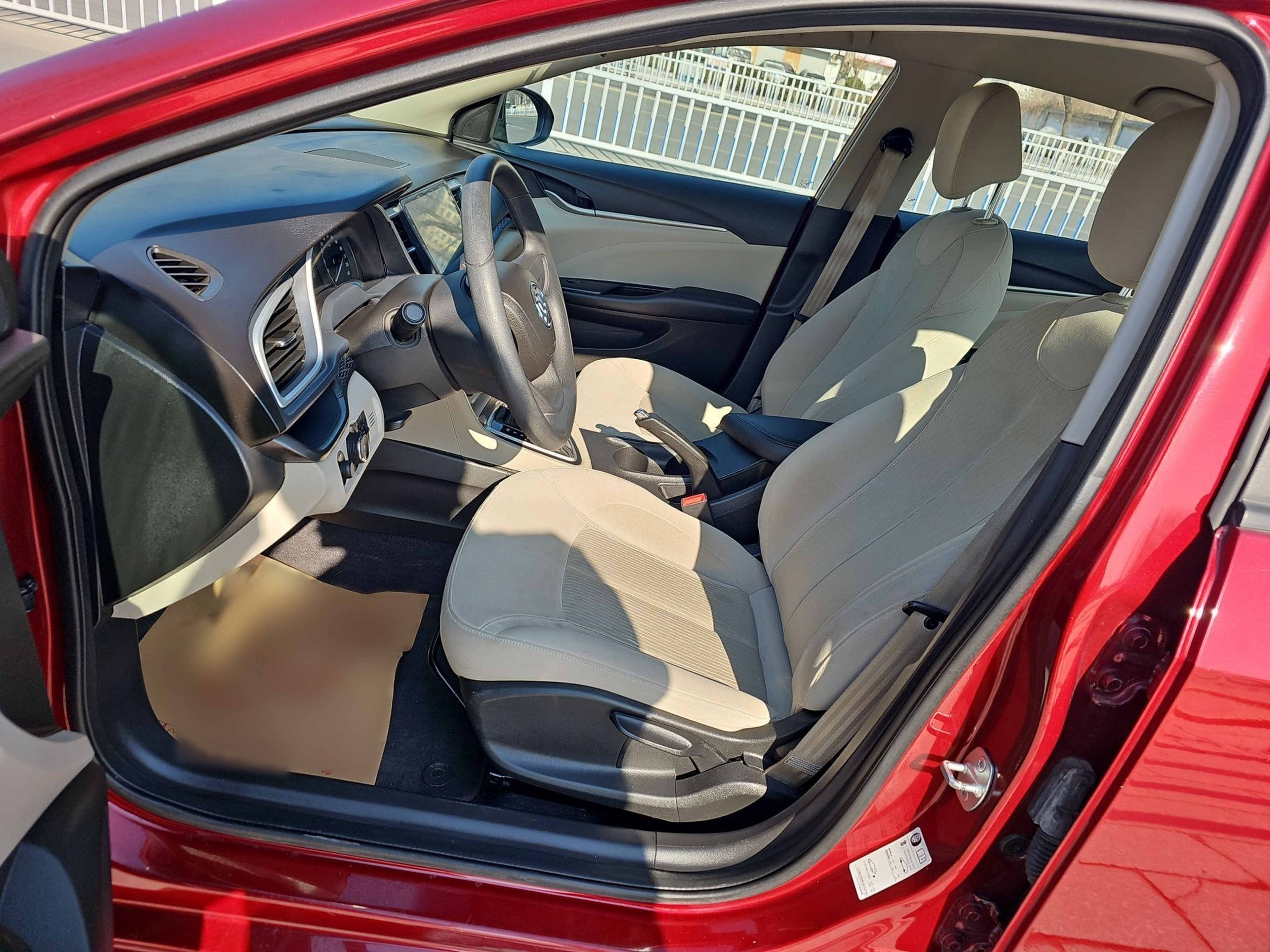 المقاعد الأمامية داخل السيارة