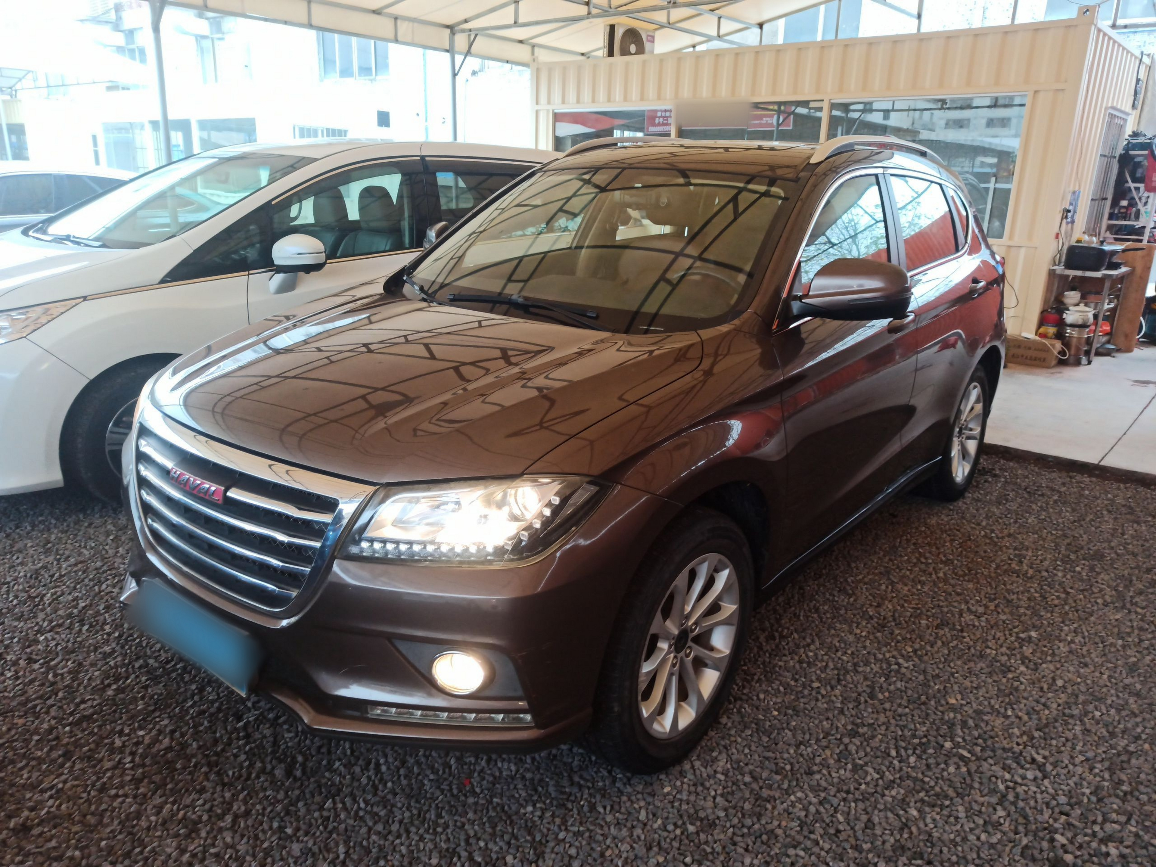 تحت مقدمة السيارة