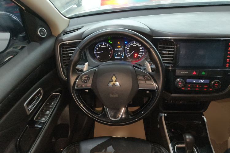 Used Mitsubishi Outlander 2019 2.4L Two-Wheel Drive ZhiXing Version 5 Seats China V Emission Standard
