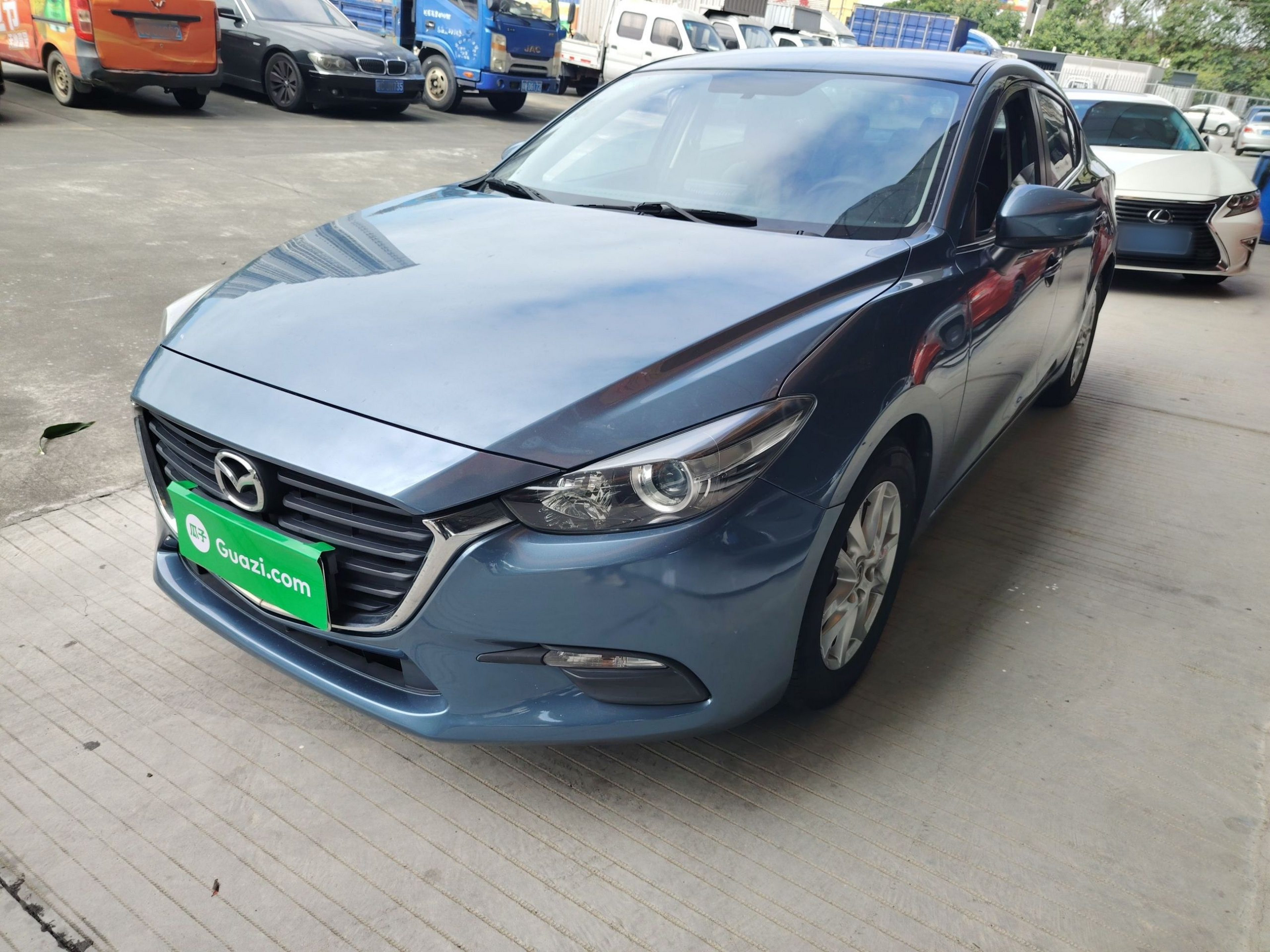 تحت مقدمة السيارة