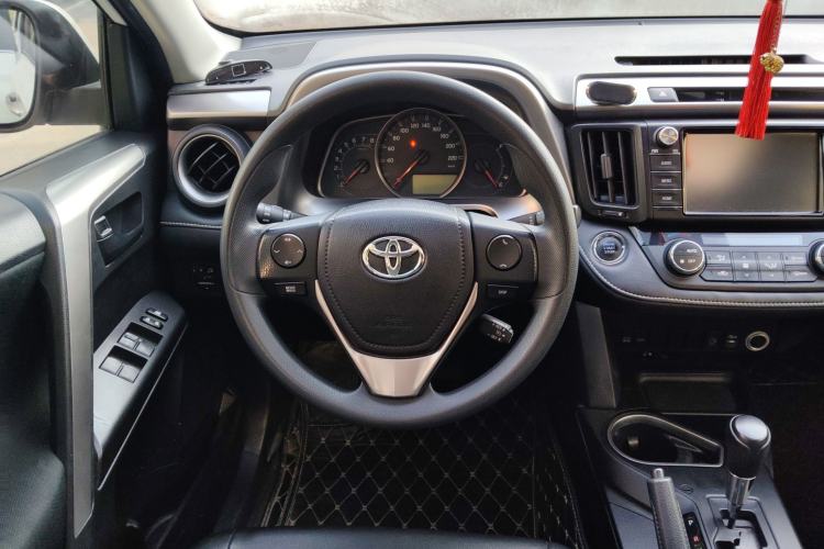 Used Toyota RAV4 2016 2.0L CVT Two-Wheel Drive Fashion Edition China V Standard
