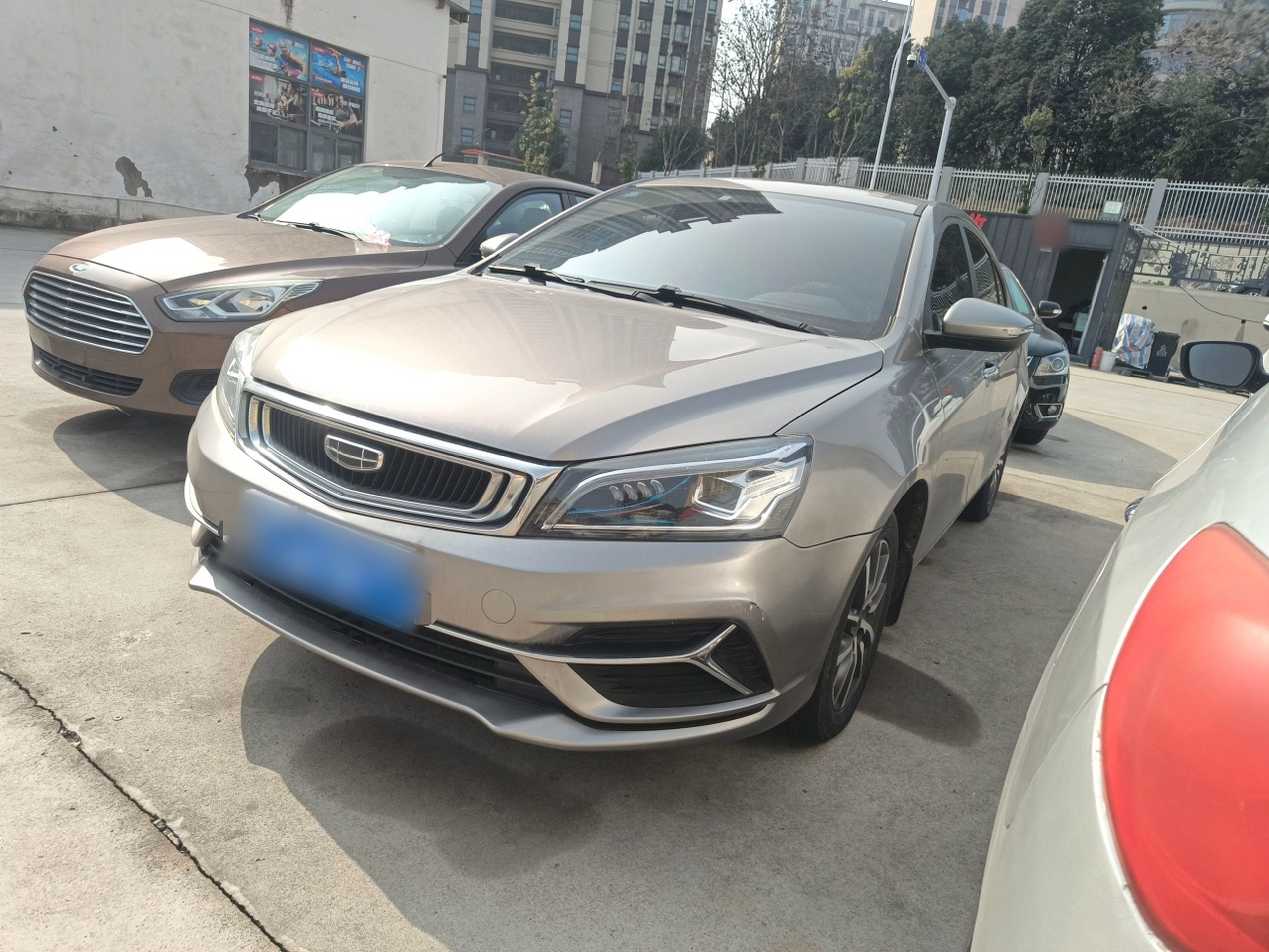 Под передней частью автомобиля