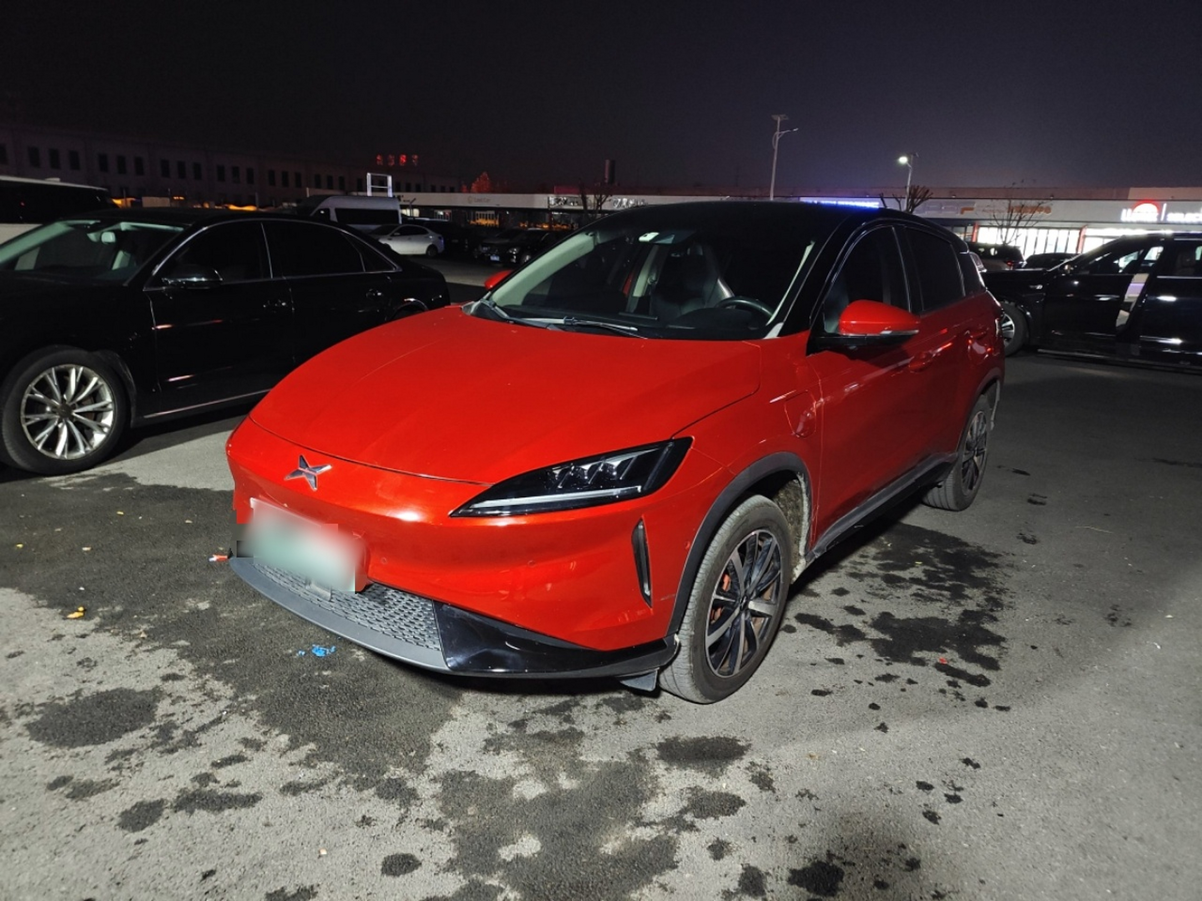 تحت مقدمة السيارة