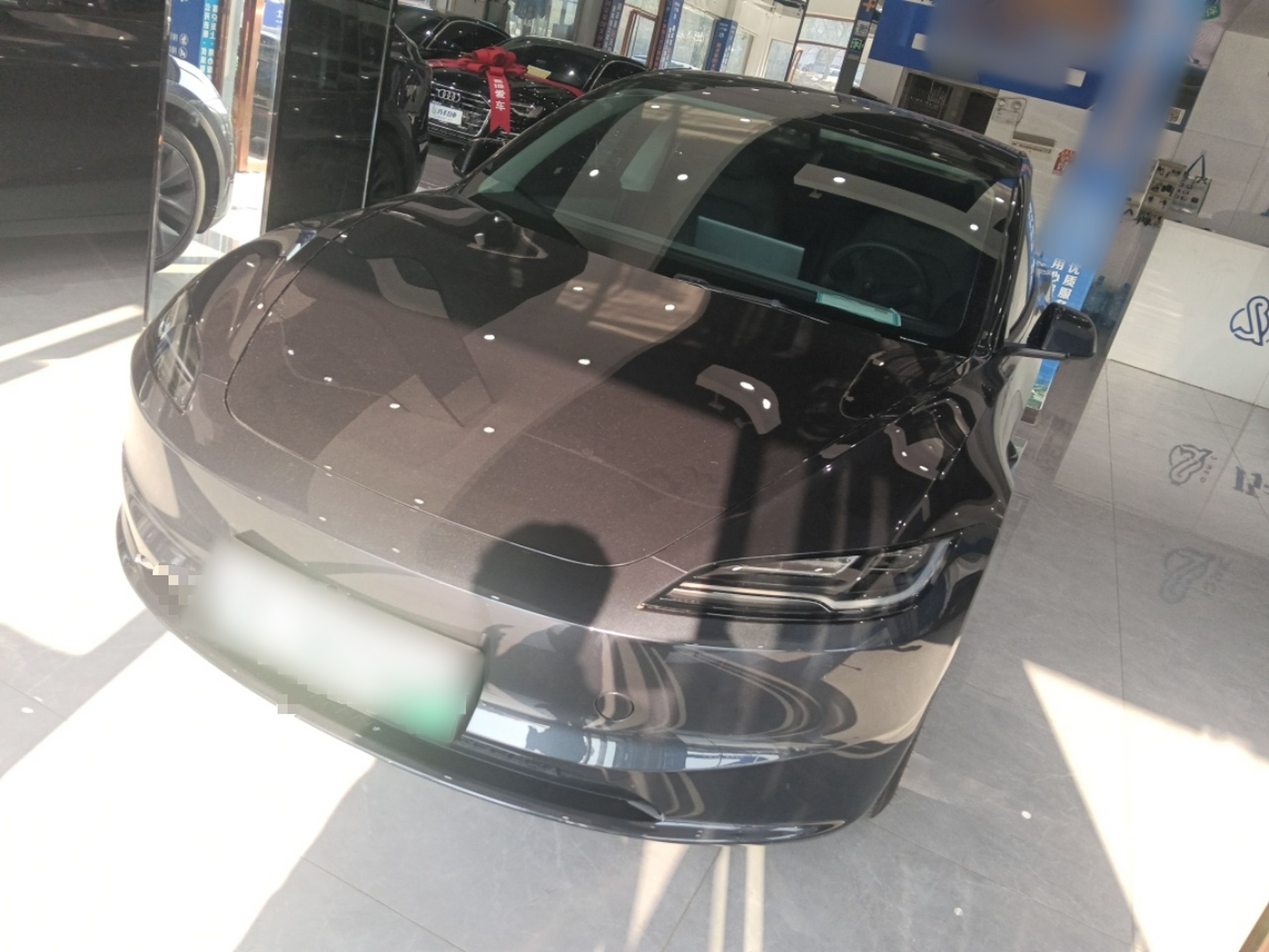 تحت مقدمة السيارة