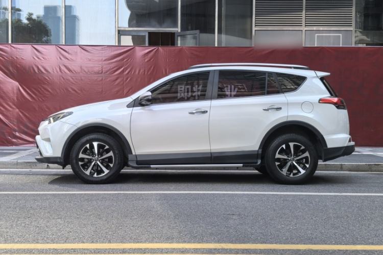 Used Toyota RAV4 2016 2.0L CVT Two-Wheel Drive Fashion Edition China V Standard
