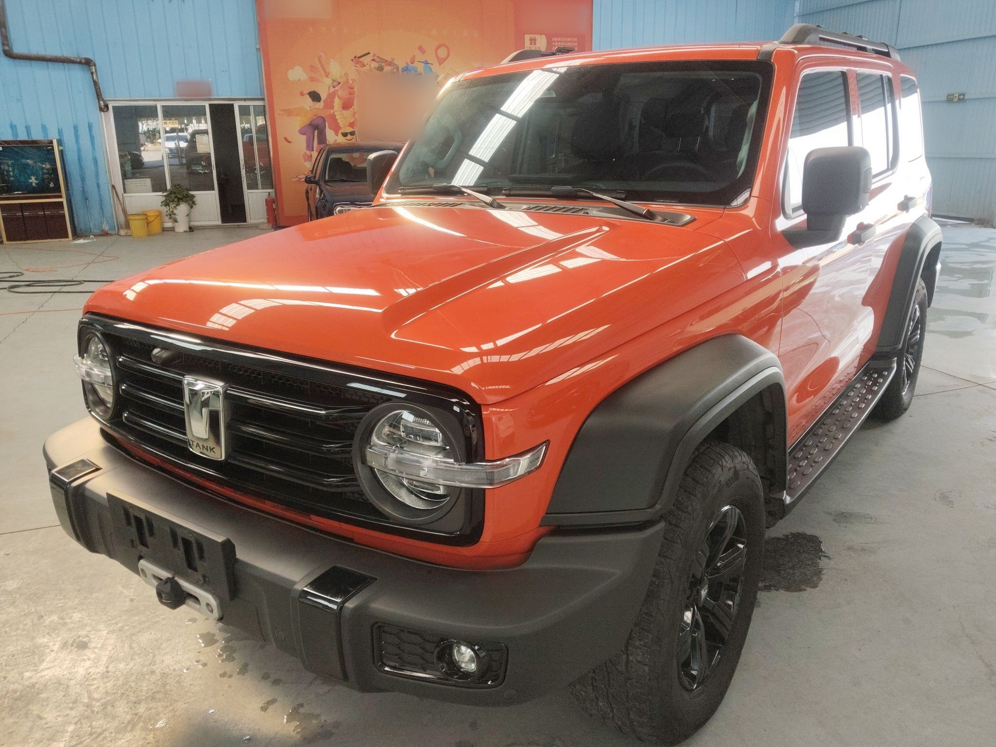 تحت مقدمة السيارة