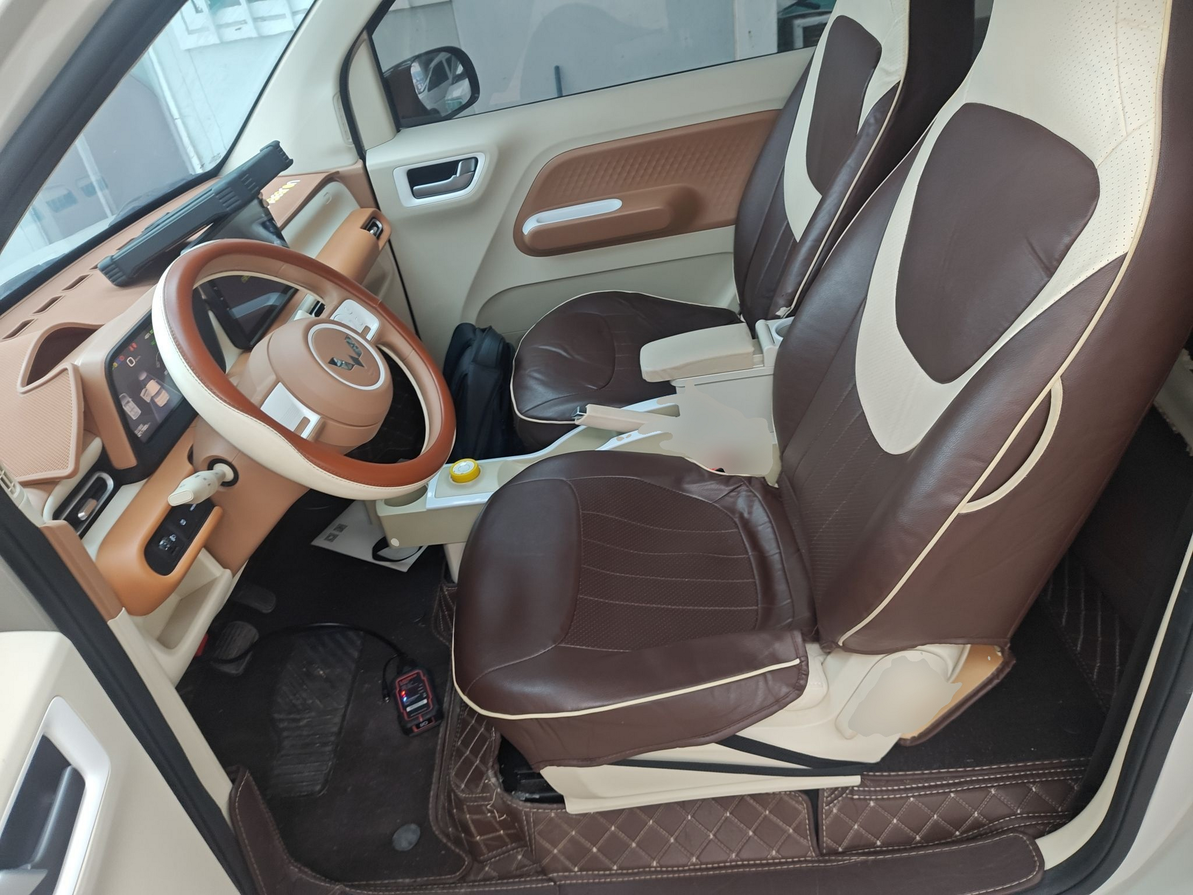 المقاعد الأمامية داخل السيارة