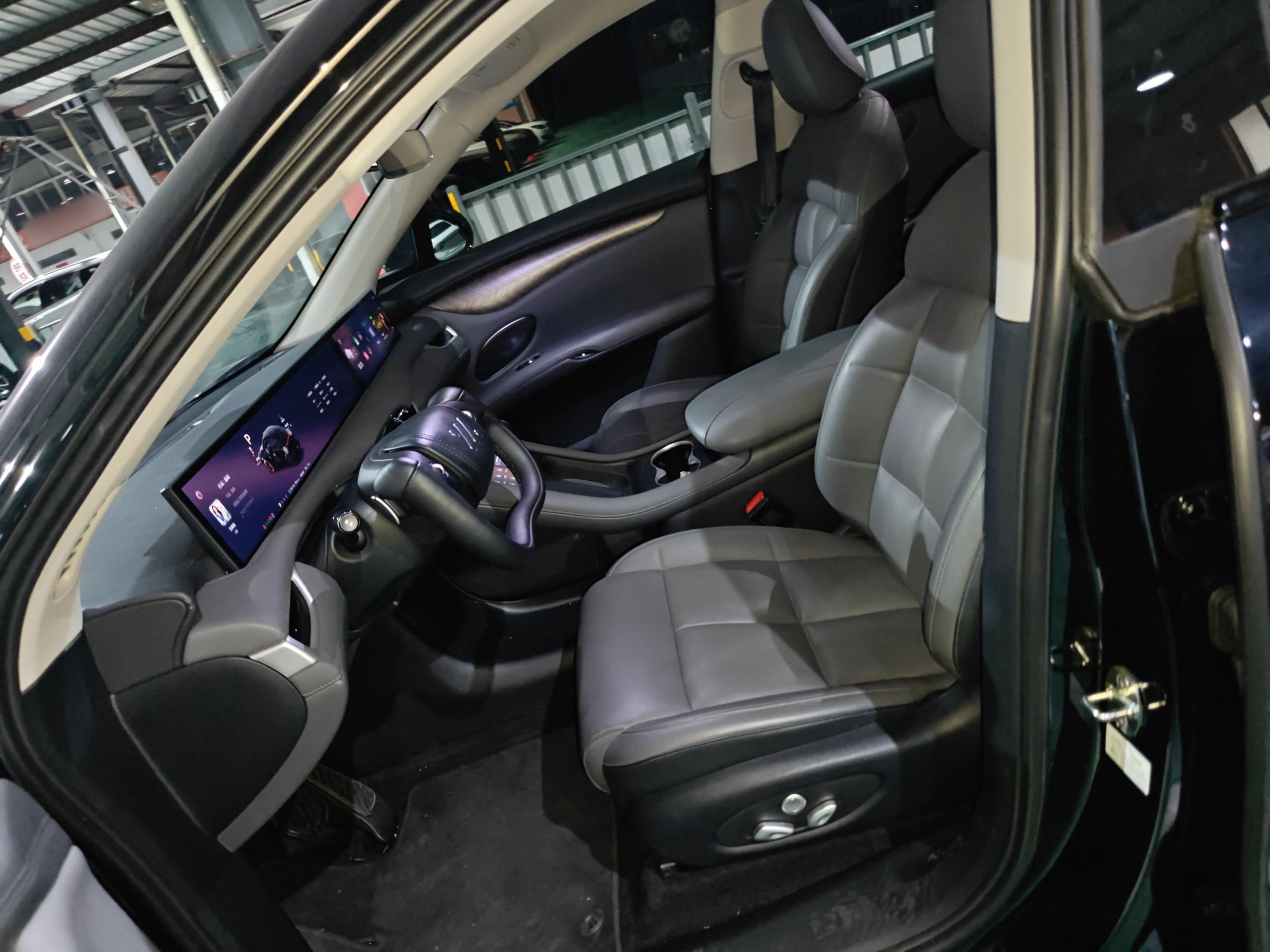 Переднее сиденье в автомобиле