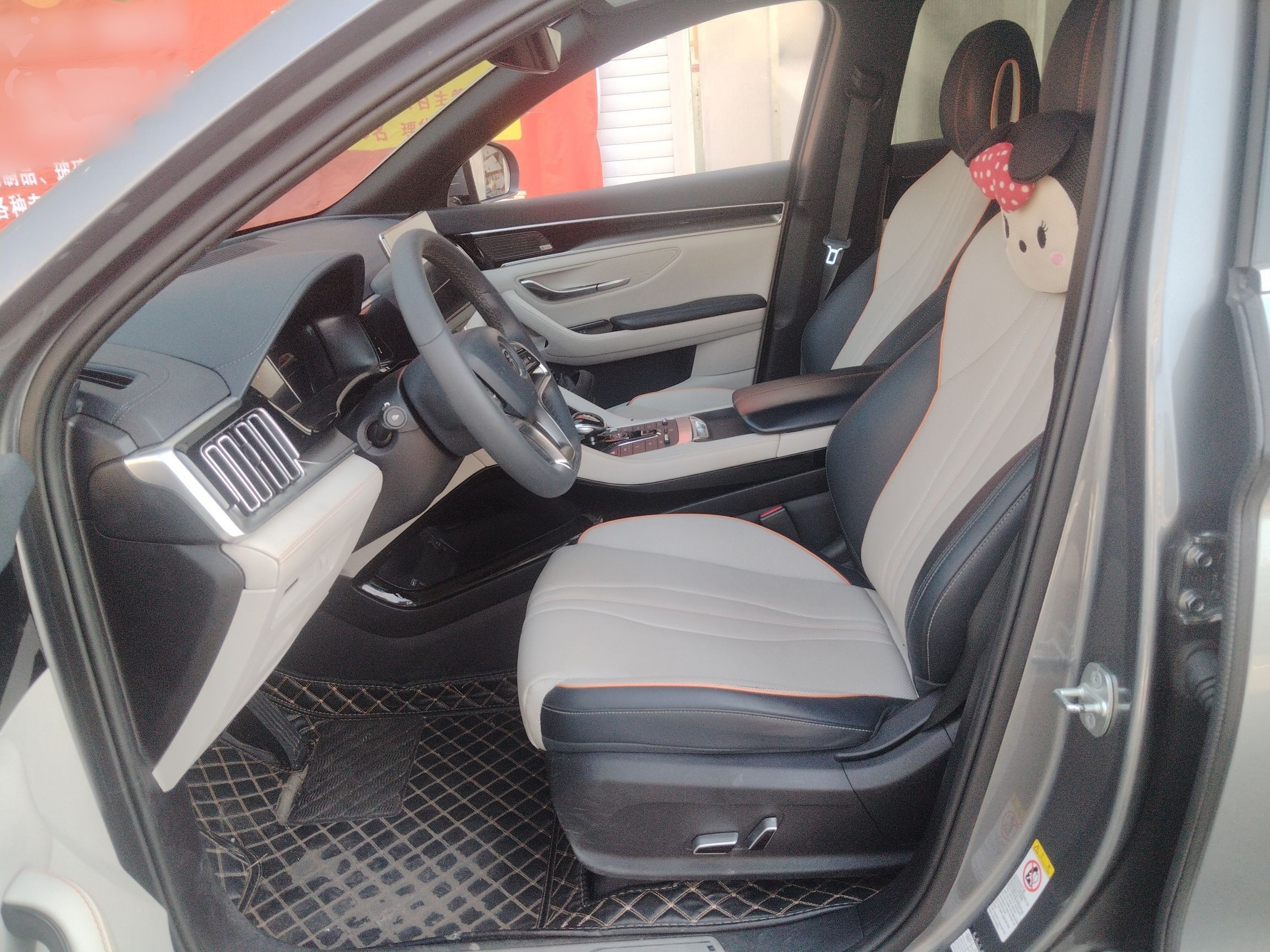 Переднее сиденье в автомобиле