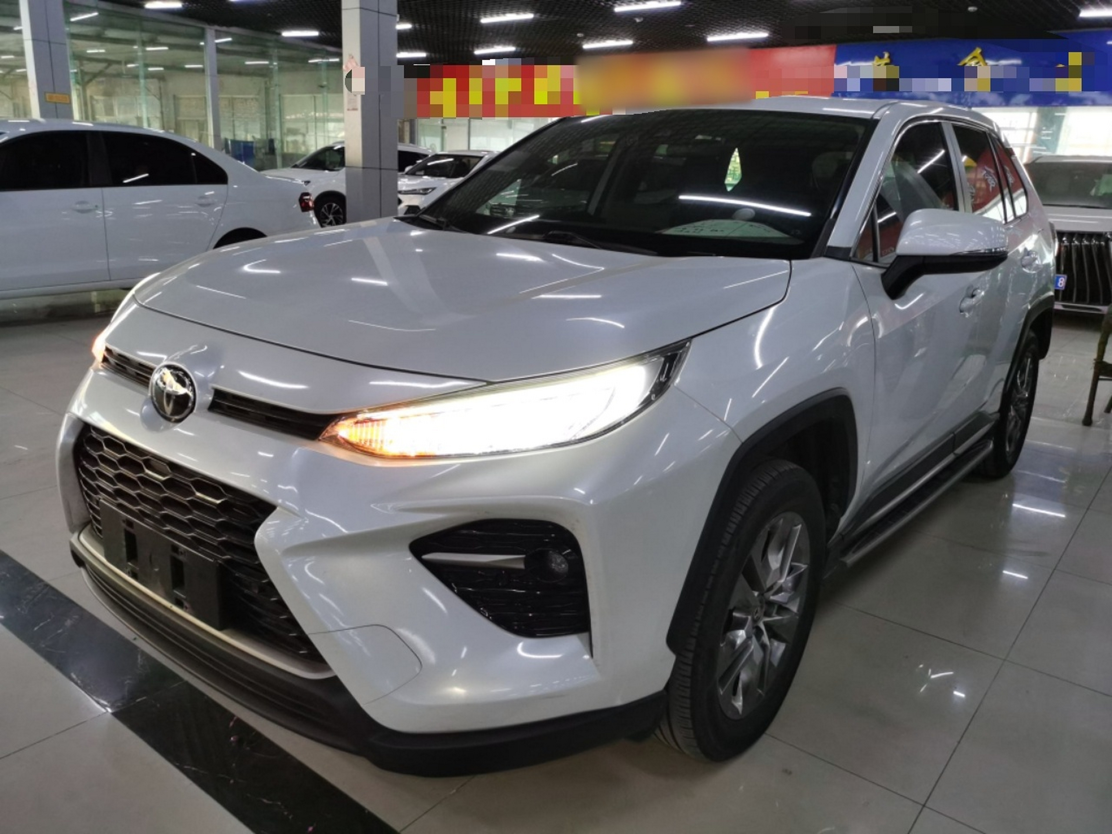 تحت مقدمة السيارة