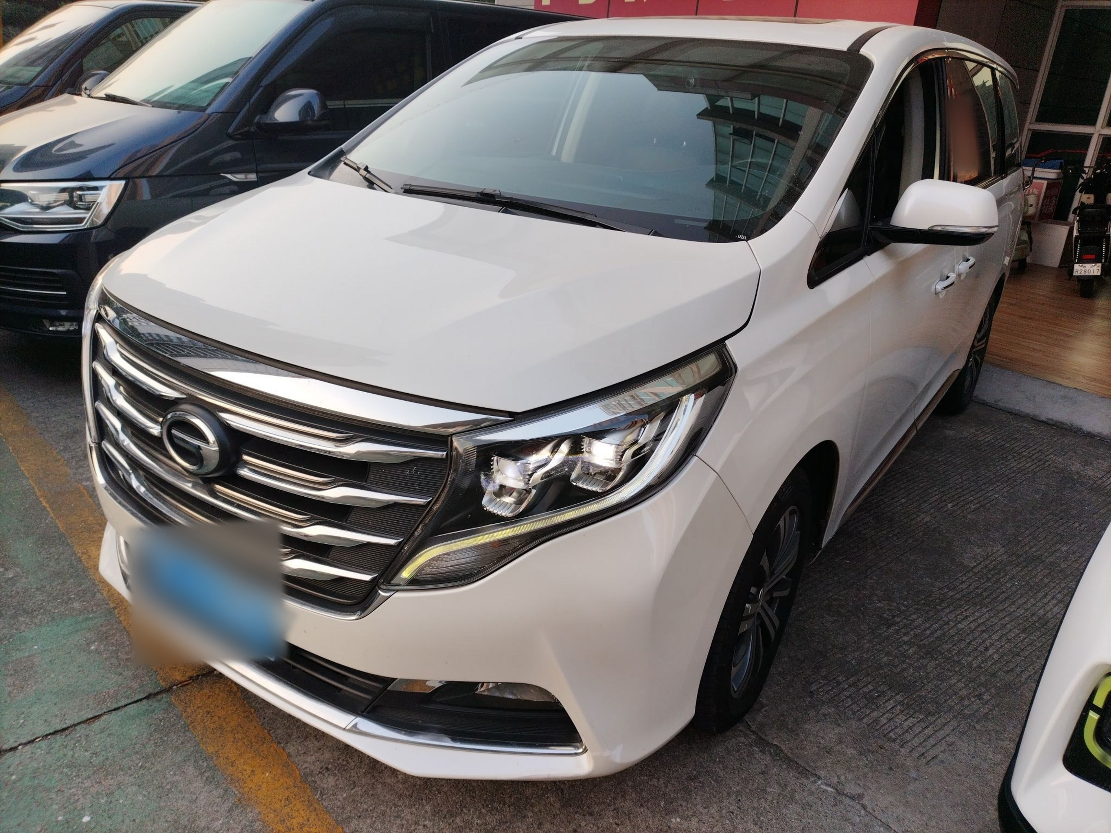 Под передней частью автомобиля