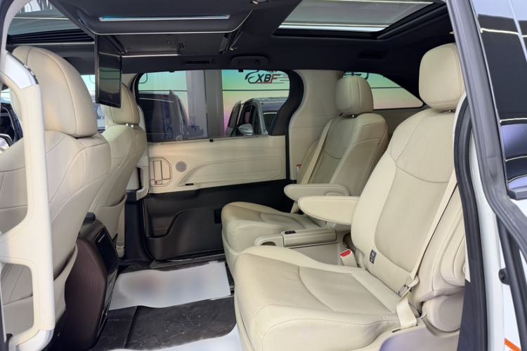 Used Toyota Granvia 2022 2.5L Hybrid Premium Edition
