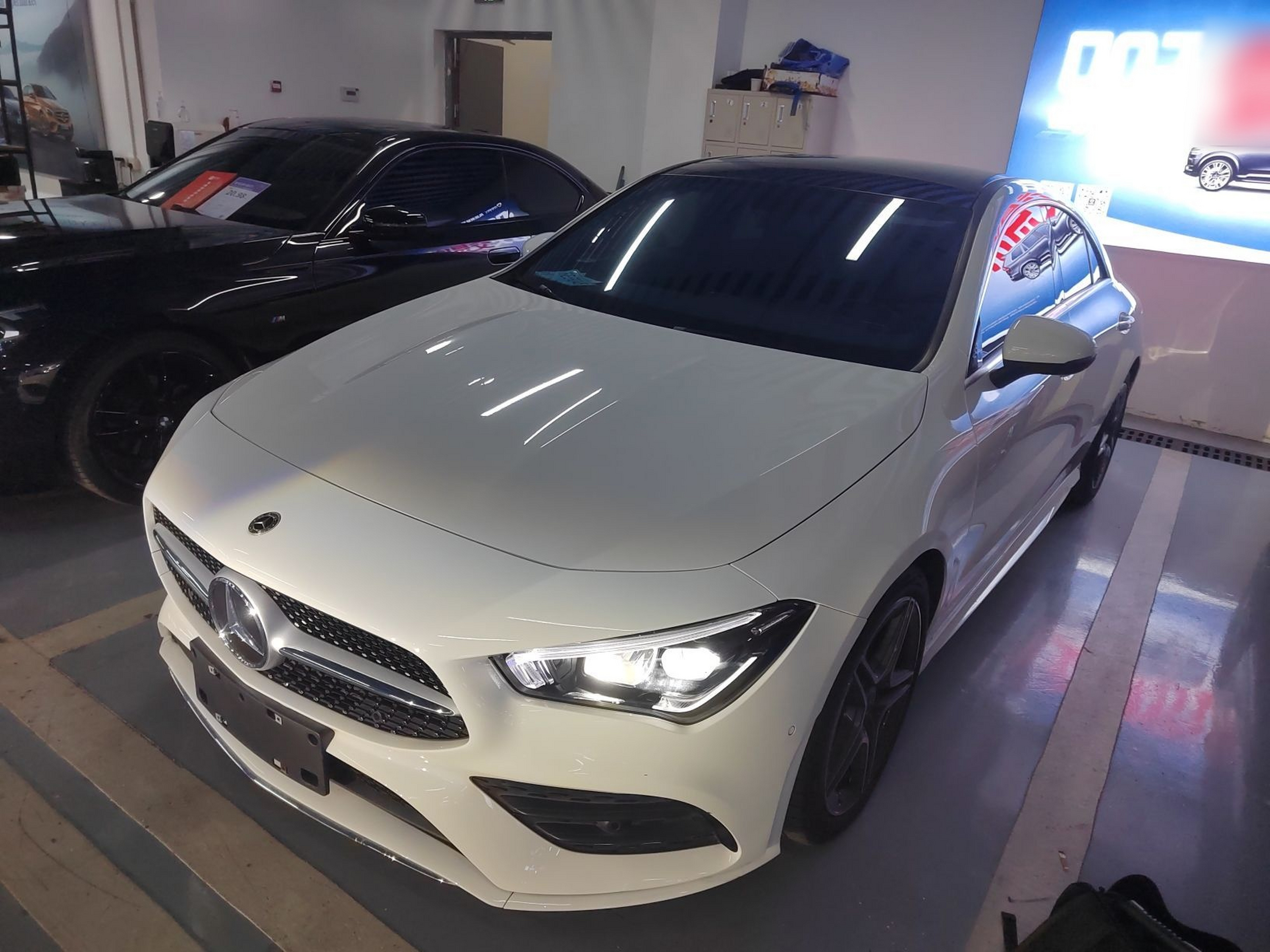 تحت مقدمة السيارة