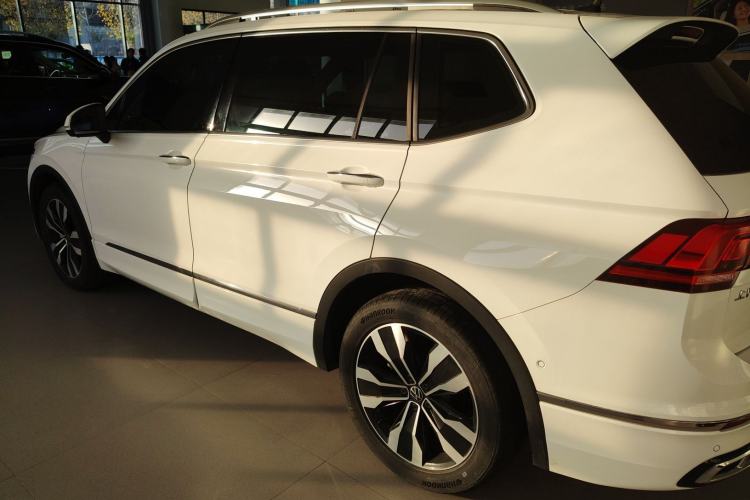 Used Volkswagen Tiguan L 2024 Outstanding Model 330TSI Automatic Two-Wheel Drive R-Line Dragon Glory Edition
