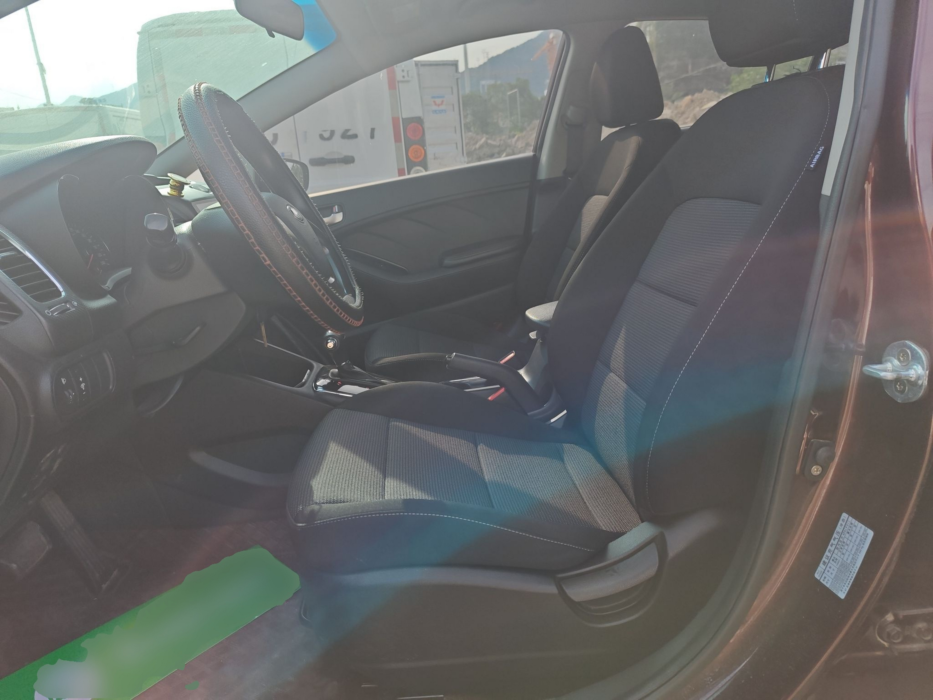 Переднее сиденье в автомобиле