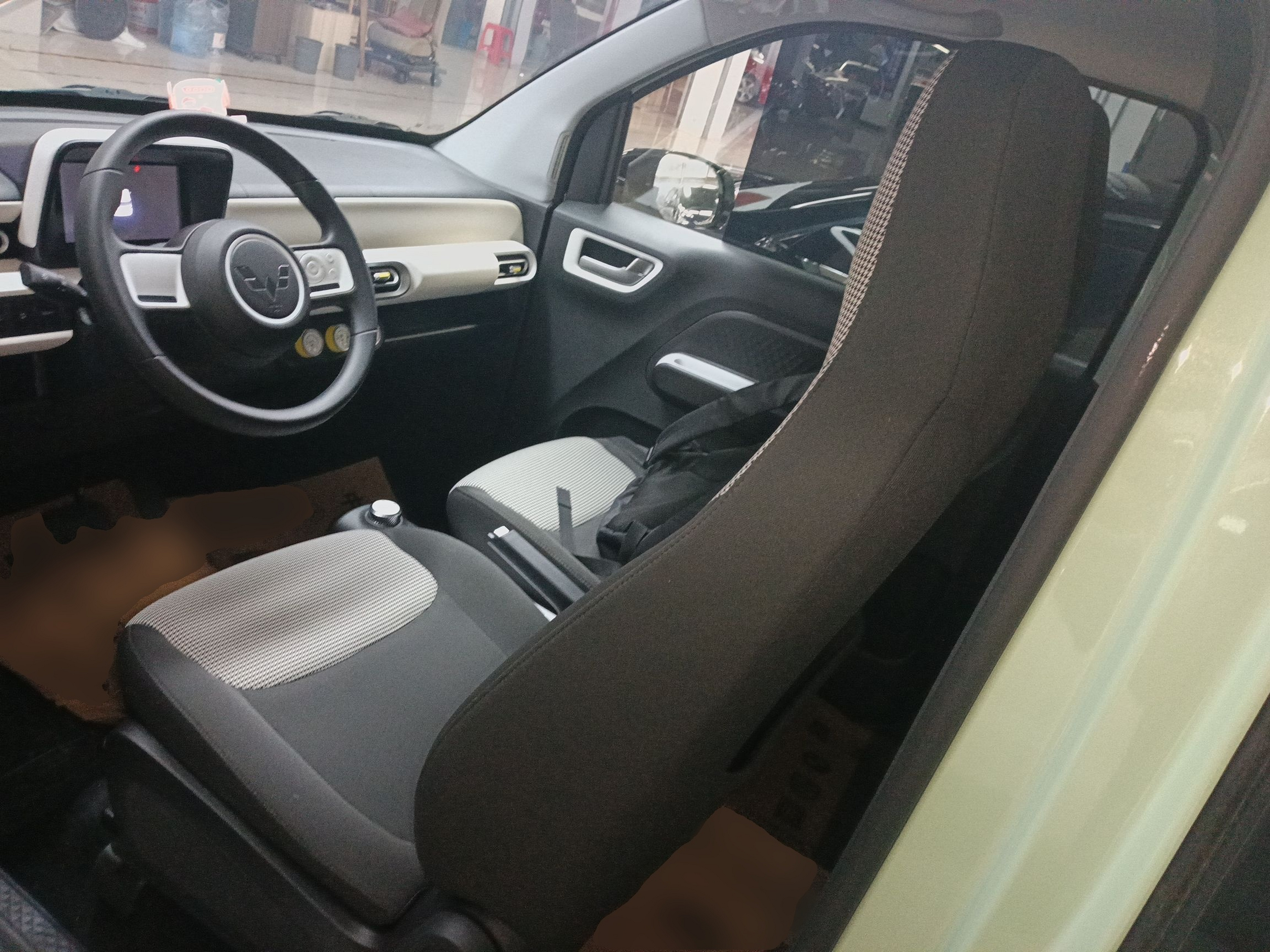 Переднее сиденье в автомобиле