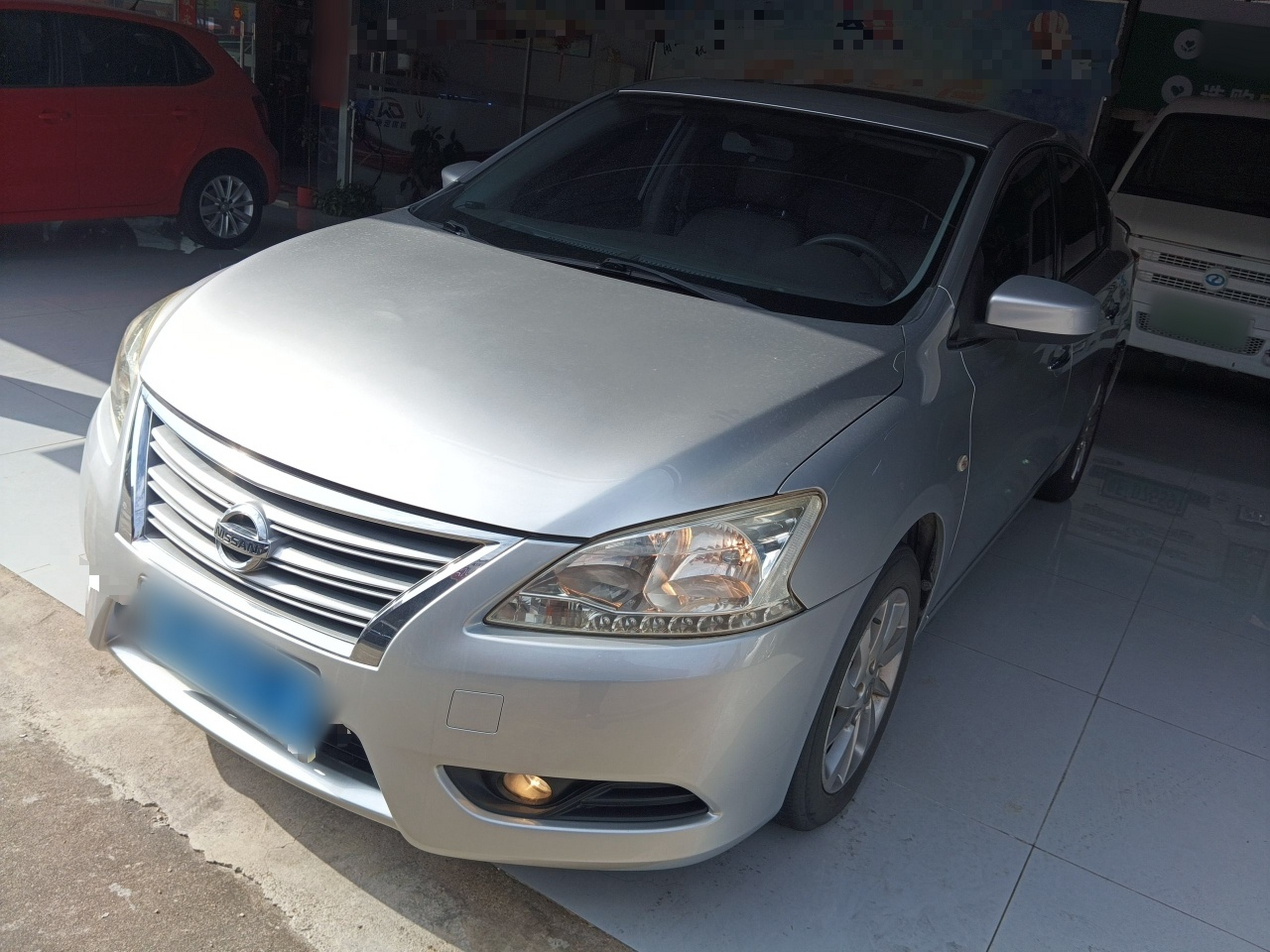 تحت مقدمة السيارة